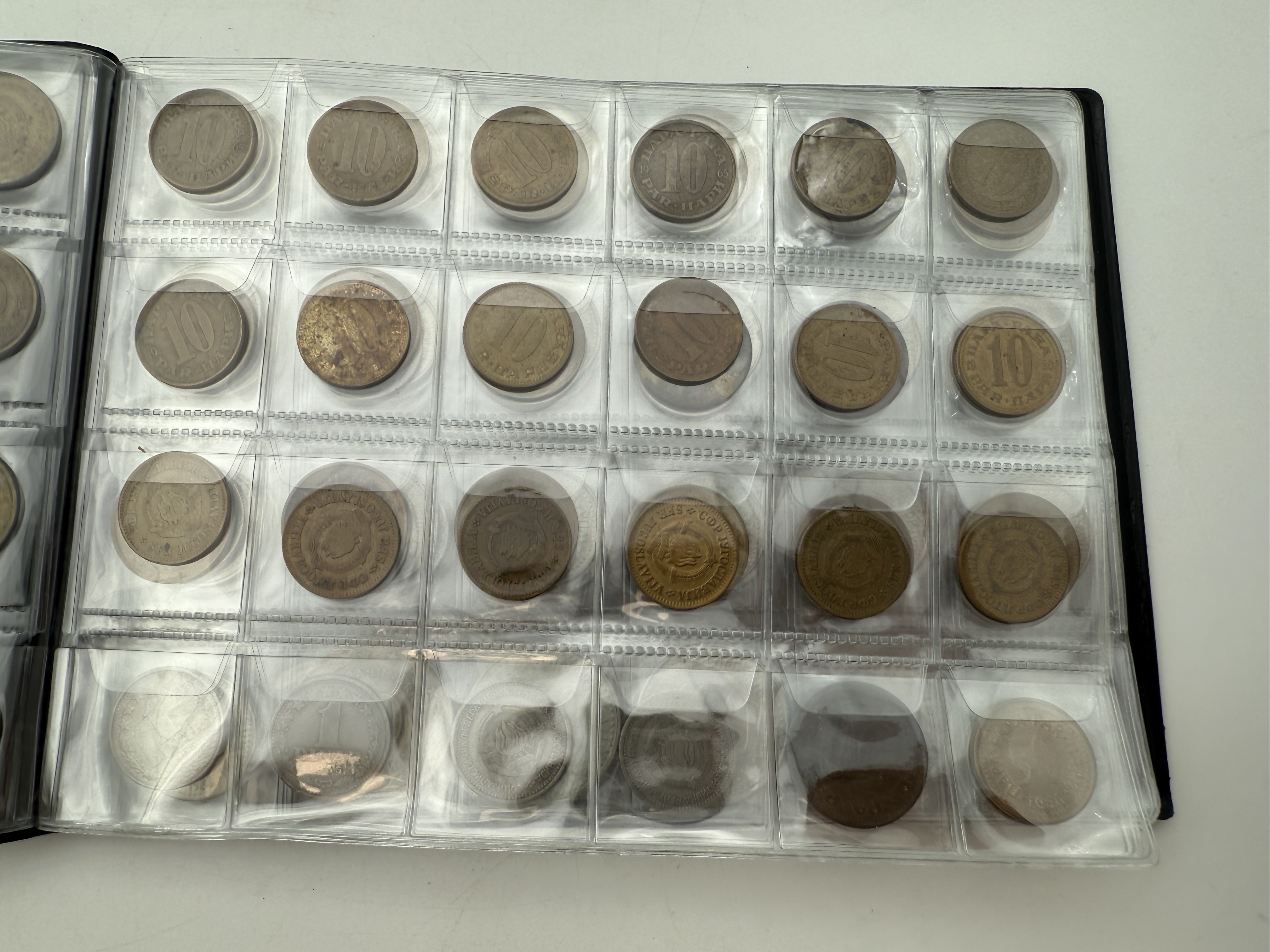 Yugoslavia - a collection of several hundred coins arranged in a special coin album, various conditions and years - 1 17