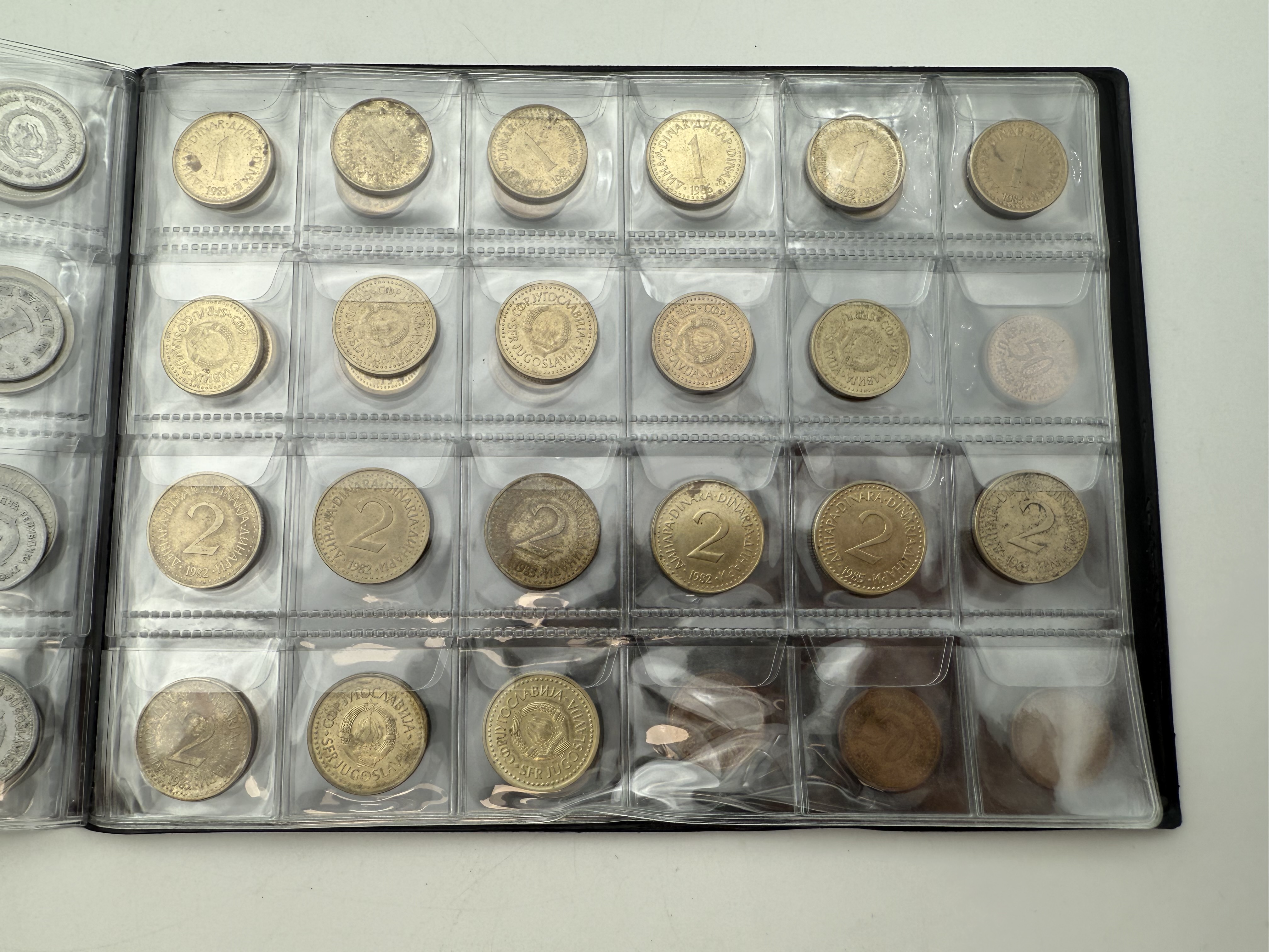 Yugoslavia - a collection of several hundred coins arranged in a special coin album, various conditions and years - 1 7