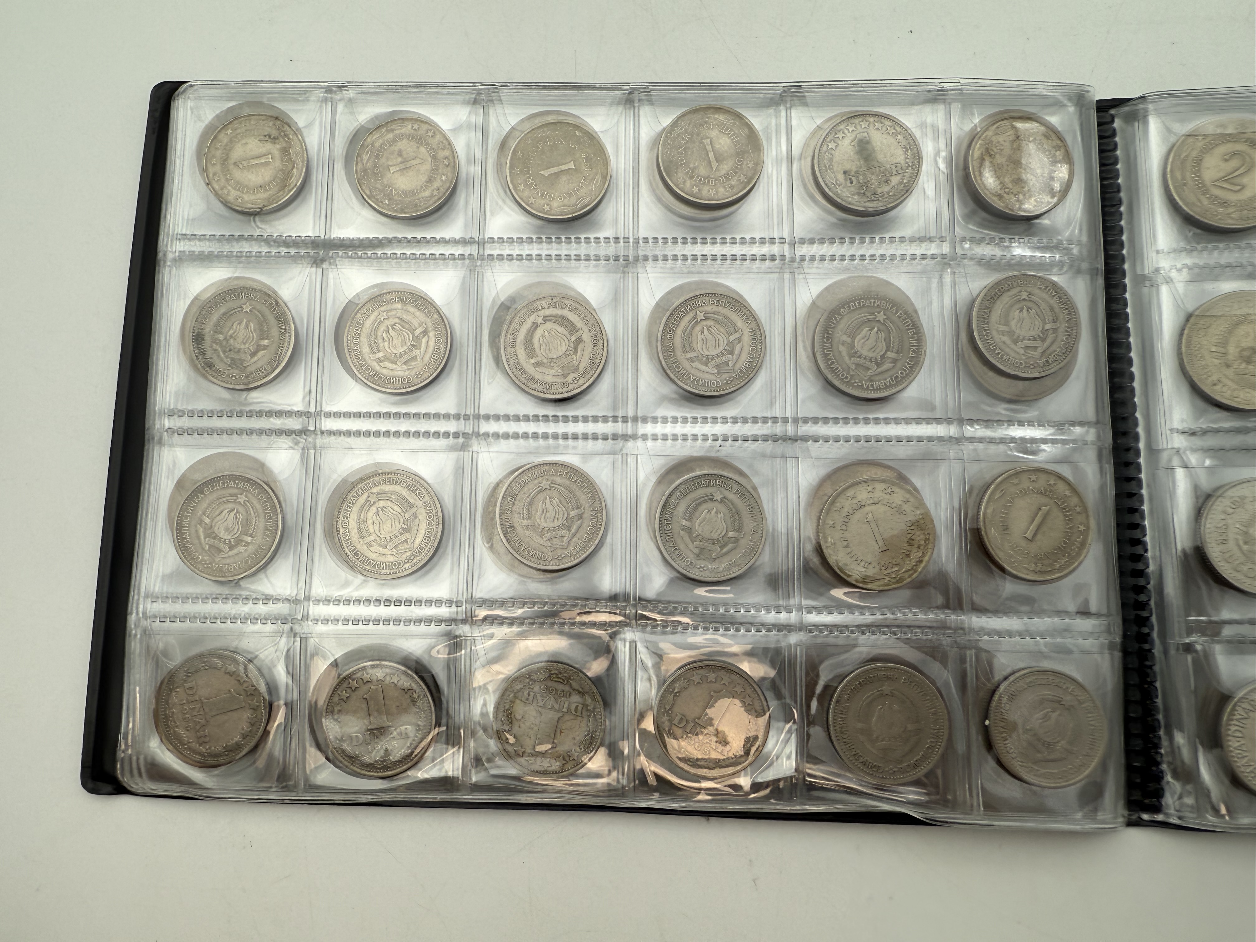 Yugoslavia - a collection of several hundred coins arranged in a special coin album, various conditions and years - 1 2
