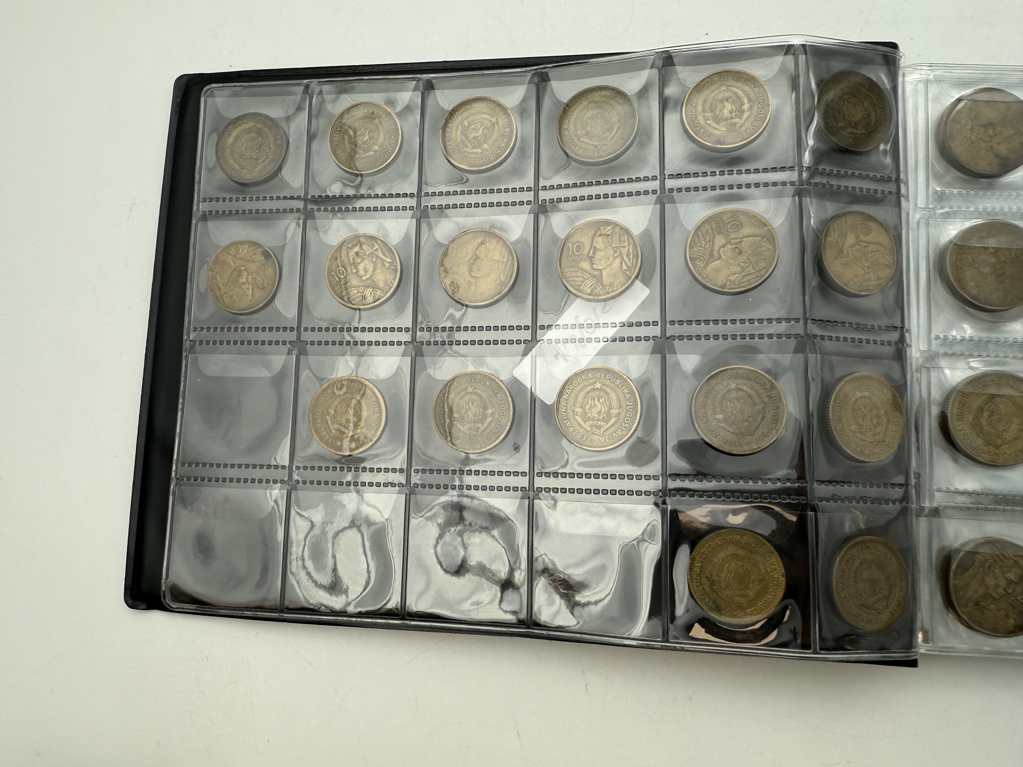Yugoslavia - a collection of several hundred coins arranged in a special coin album, various conditions and years - 1 14
