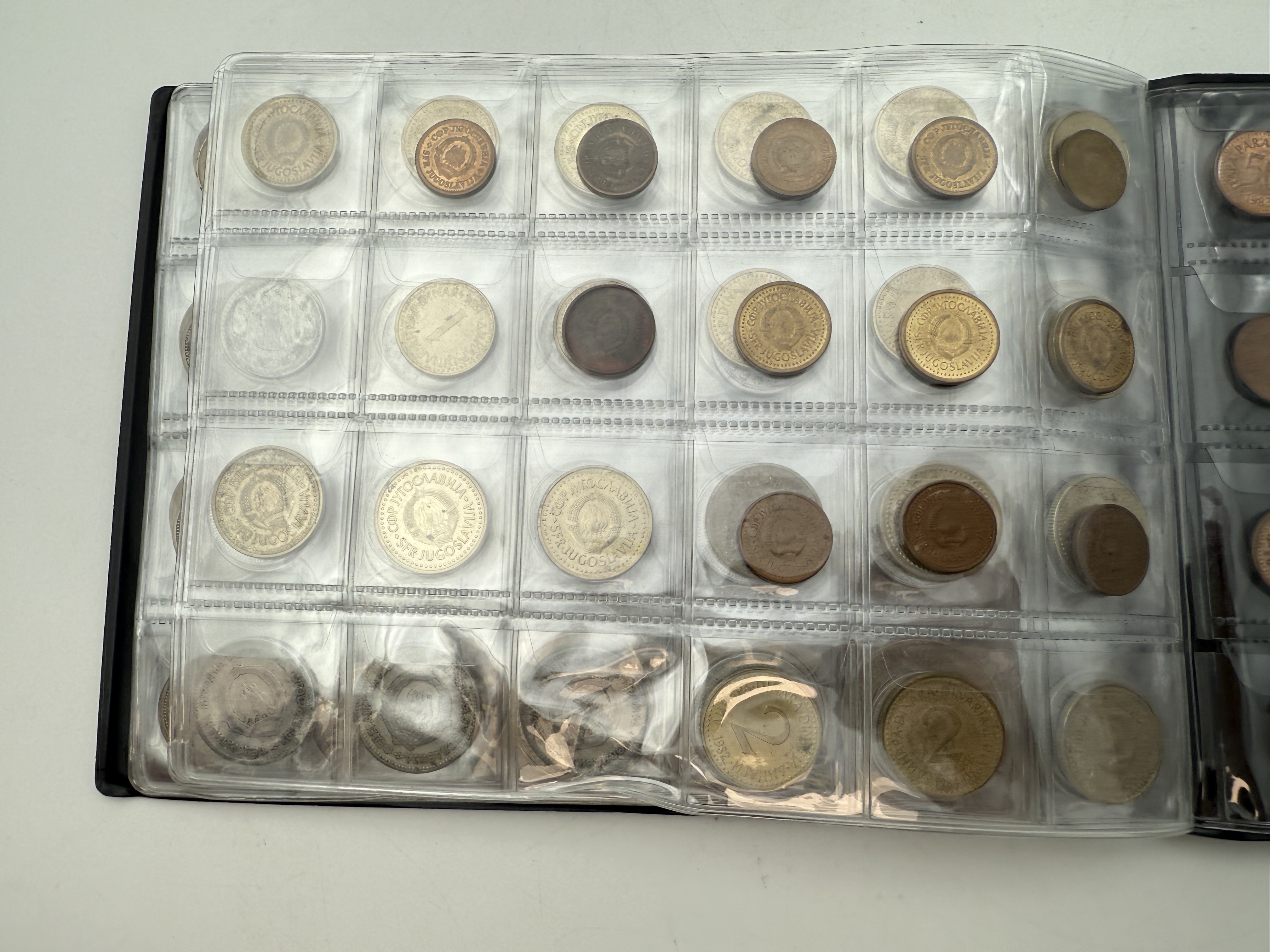 Yugoslavia - a collection of several hundred coins arranged in a special coin album, various conditions and years - 1 10