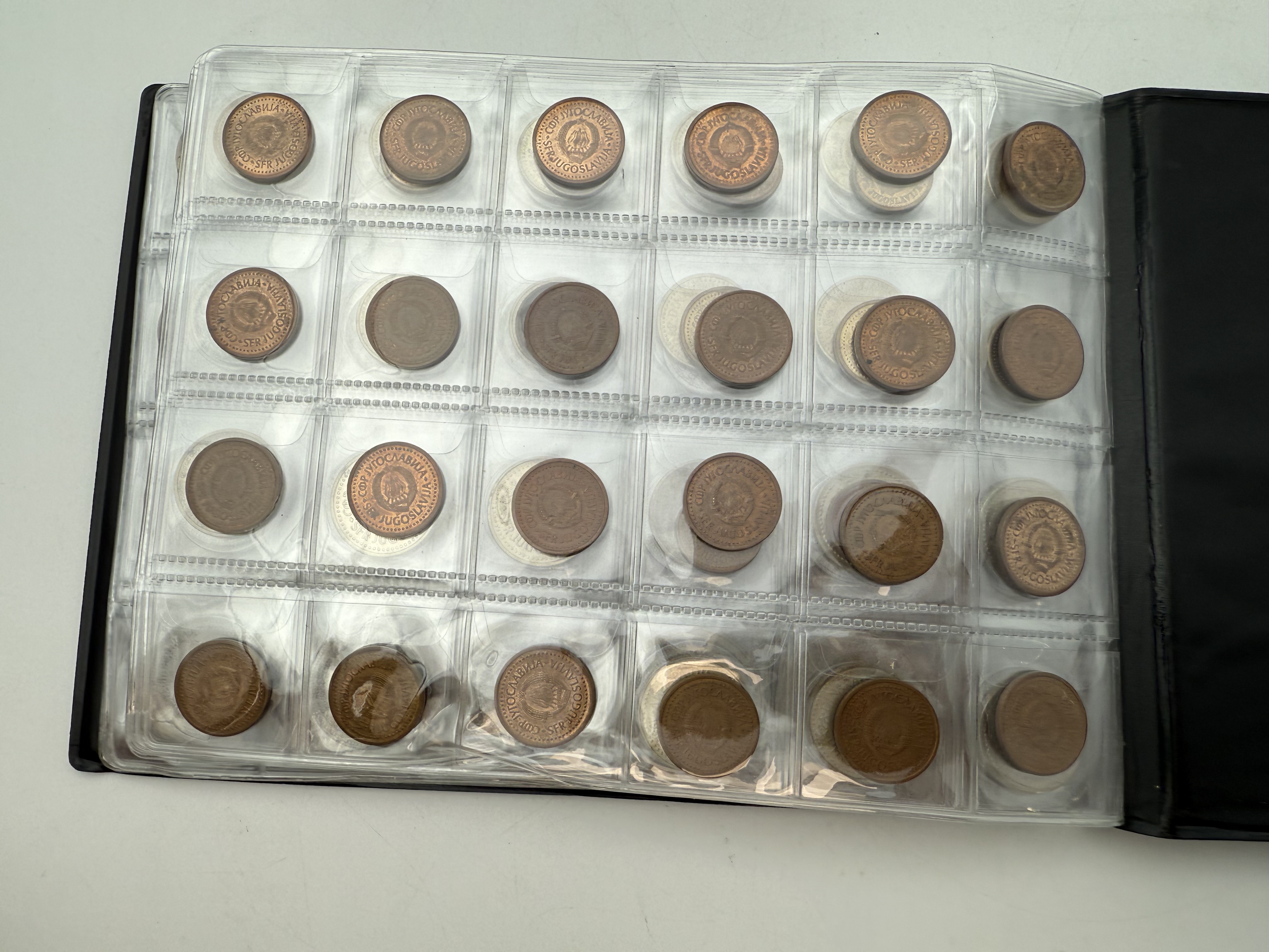 Yugoslavia - a collection of several hundred coins arranged in a special coin album, various conditions and years - 1 13