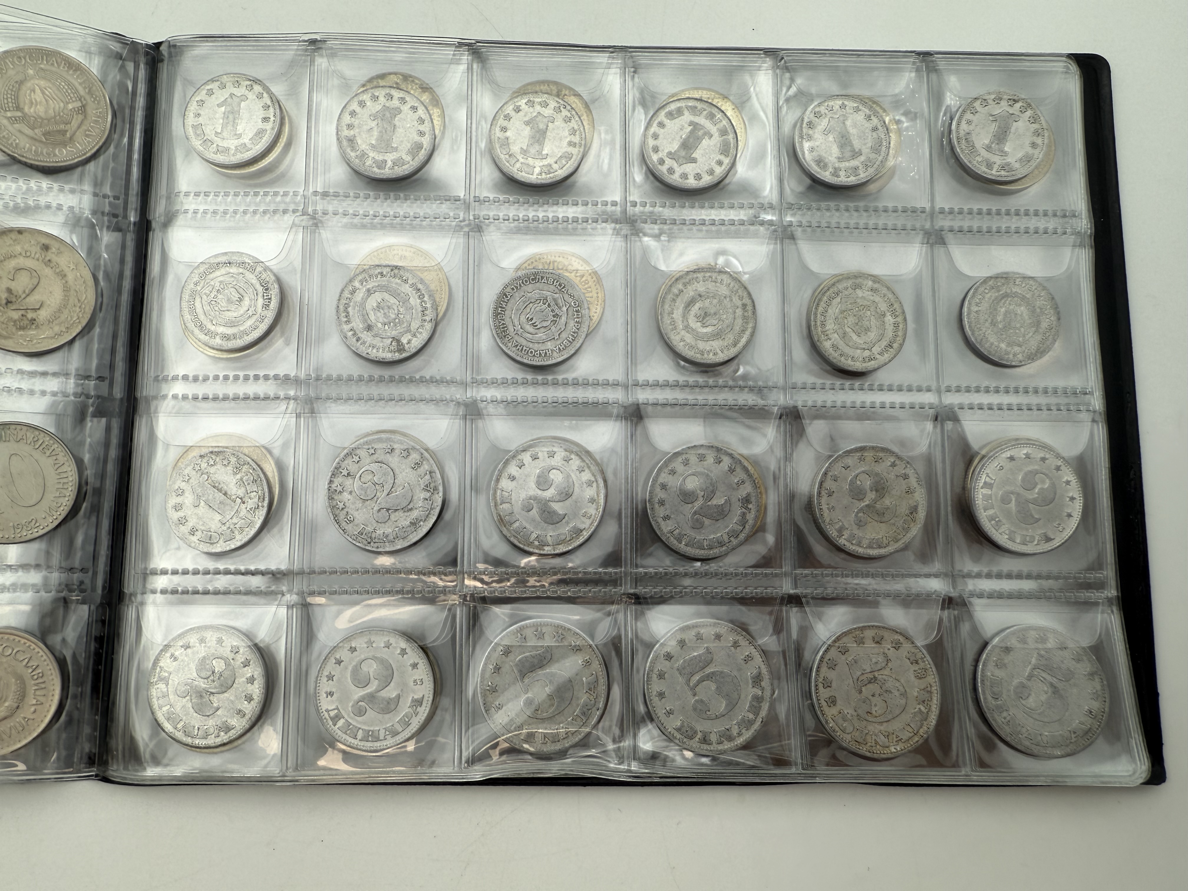 Yugoslavia - a collection of several hundred coins arranged in a special coin album, various conditions and years - 1 5