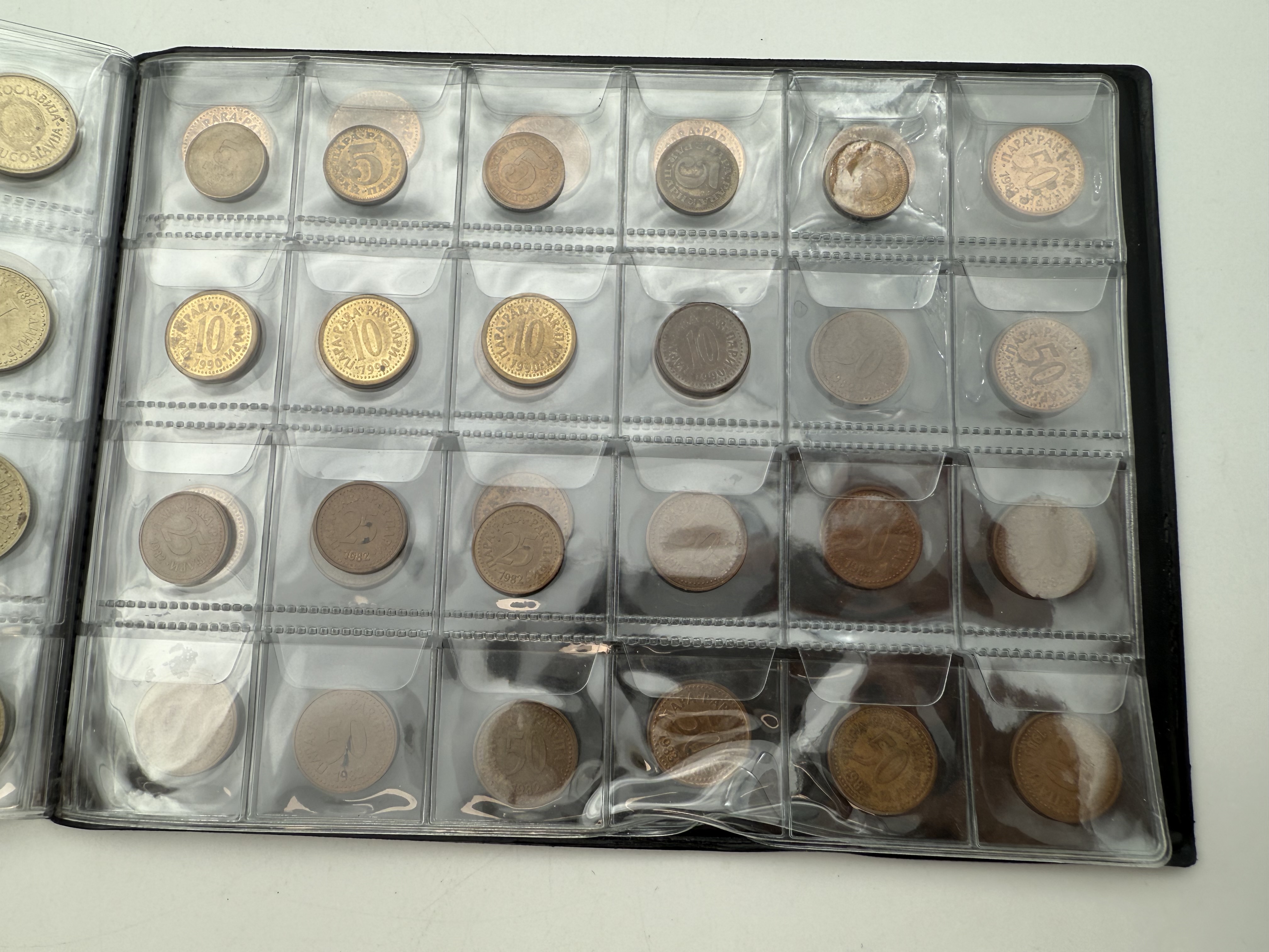 Yugoslavia - a collection of several hundred coins arranged in a special coin album, various conditions and years - 1 9