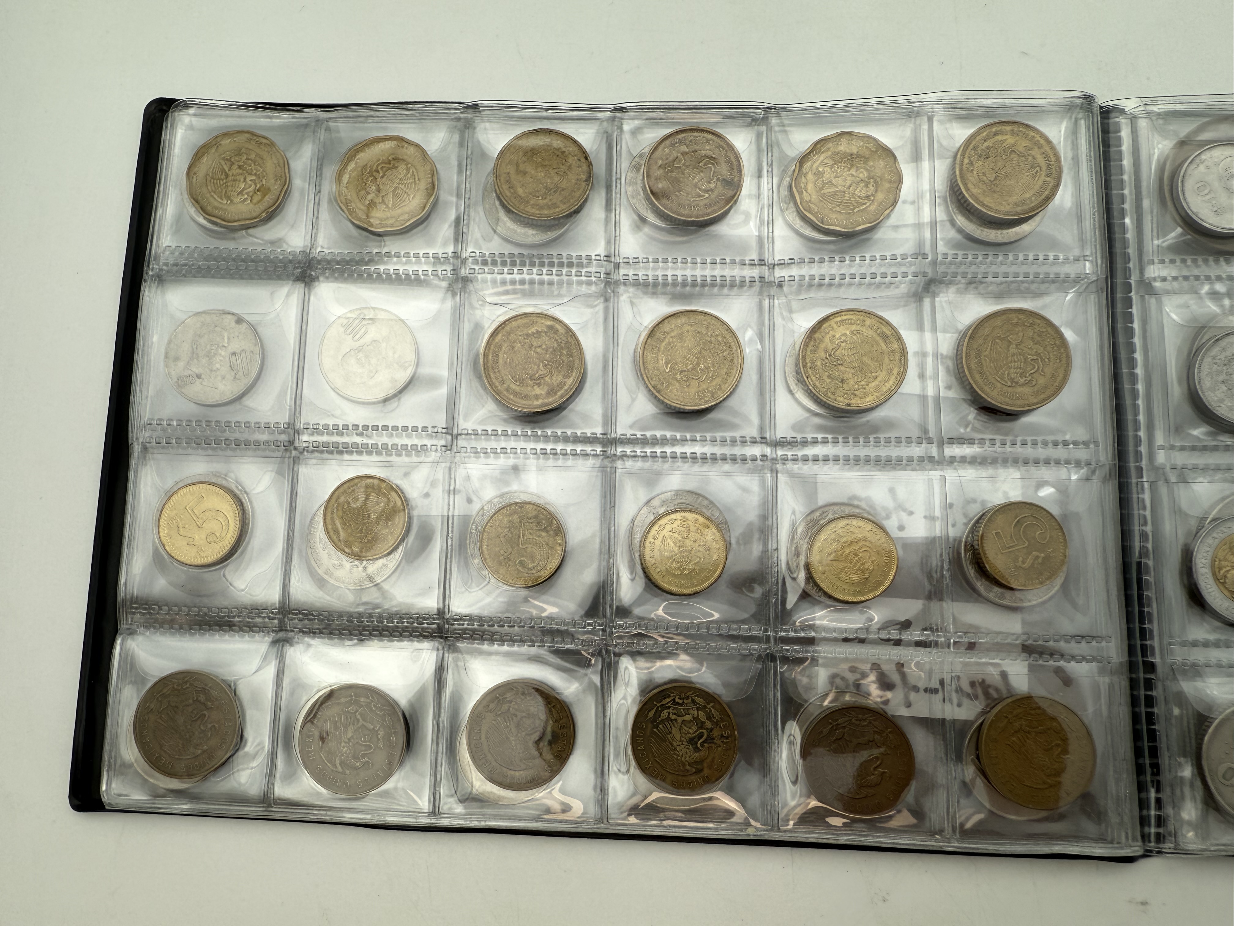 Mexico - A collection of several hundred coins arranged in a special coin album, various conditions and years - 1 2