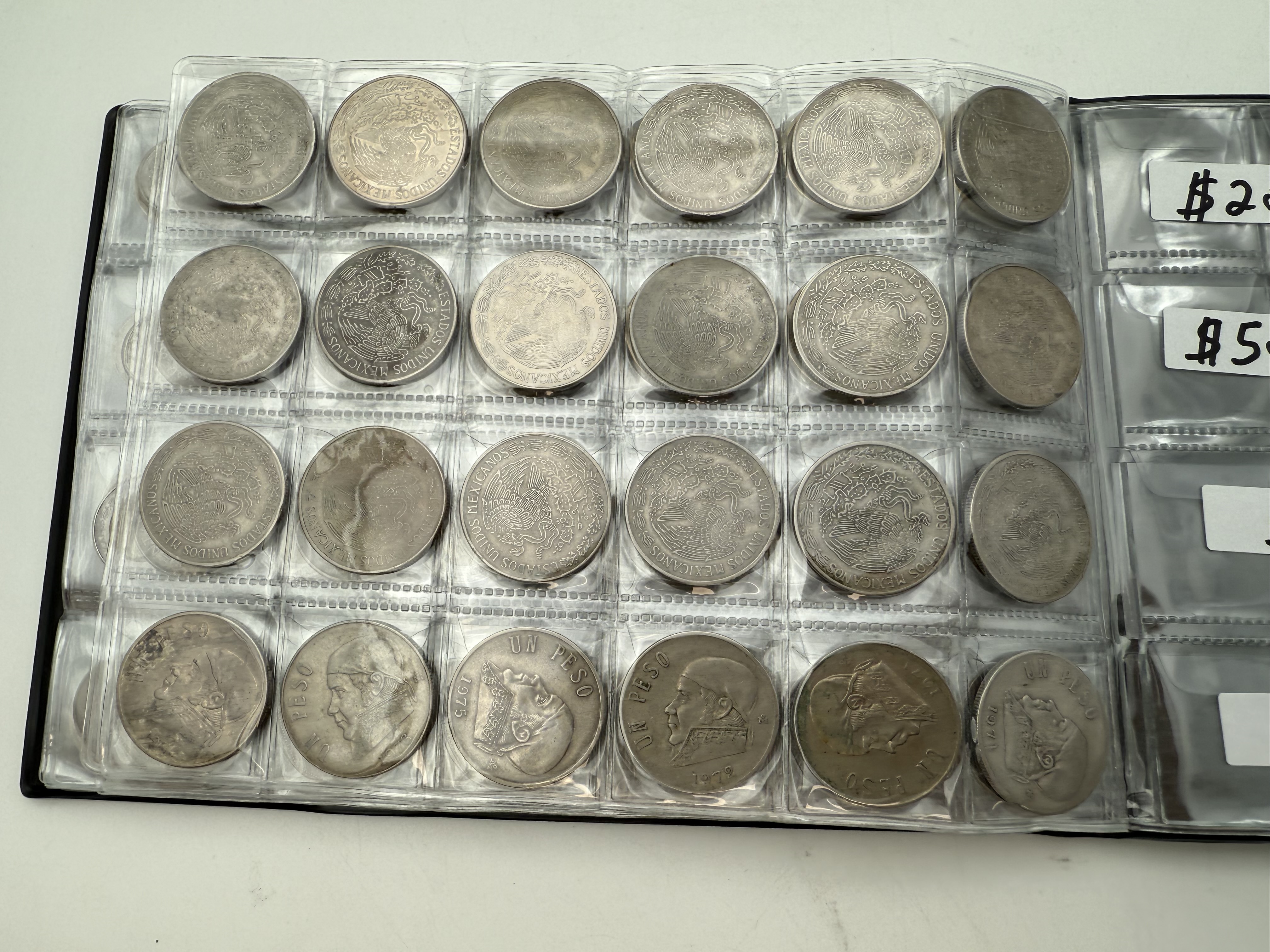Mexico - A collection of several hundred coins arranged in a special coin album, various conditions and years - 1 10