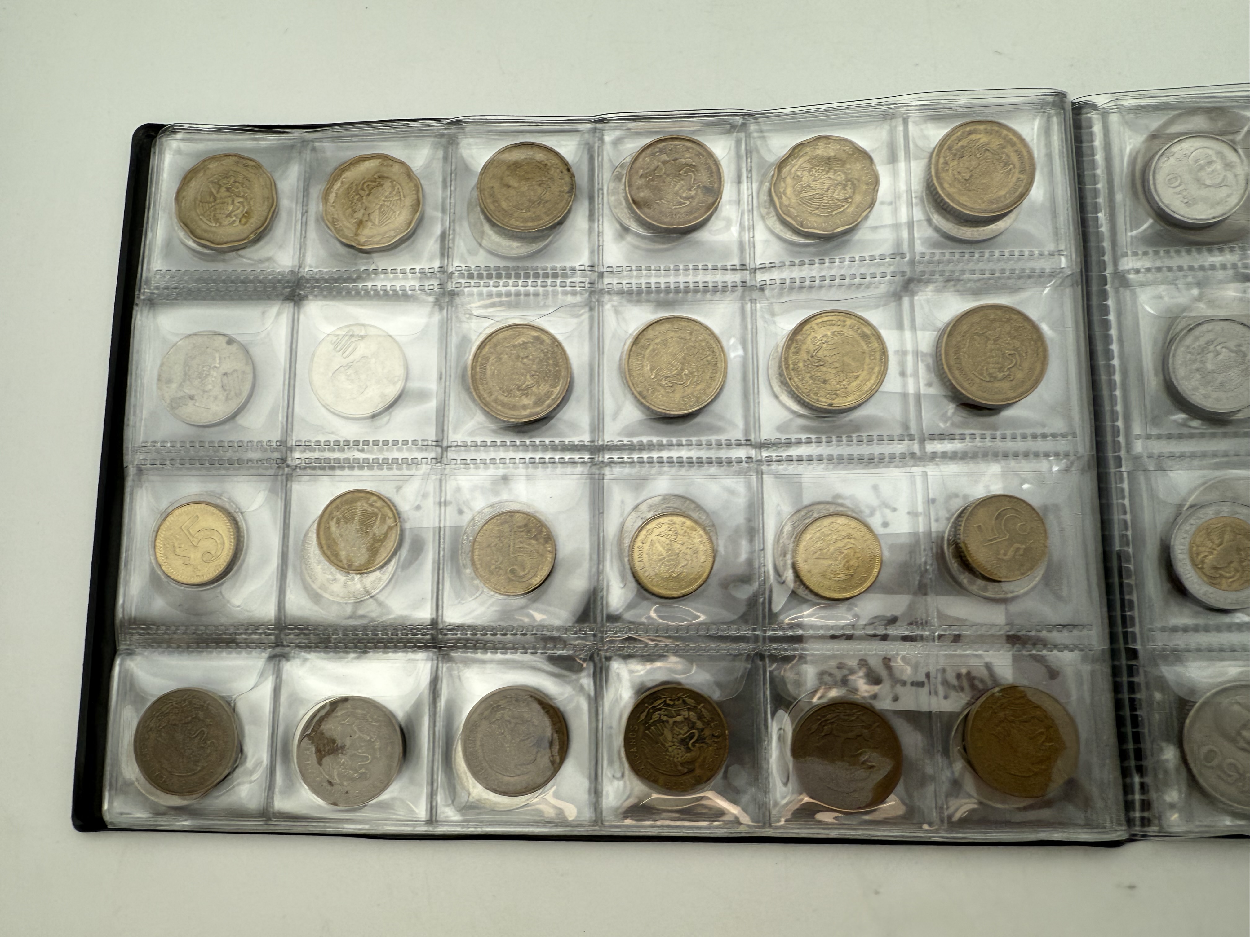 Mexico - A collection of several hundred coins arranged in a special coin album, various conditions and years - 1 1