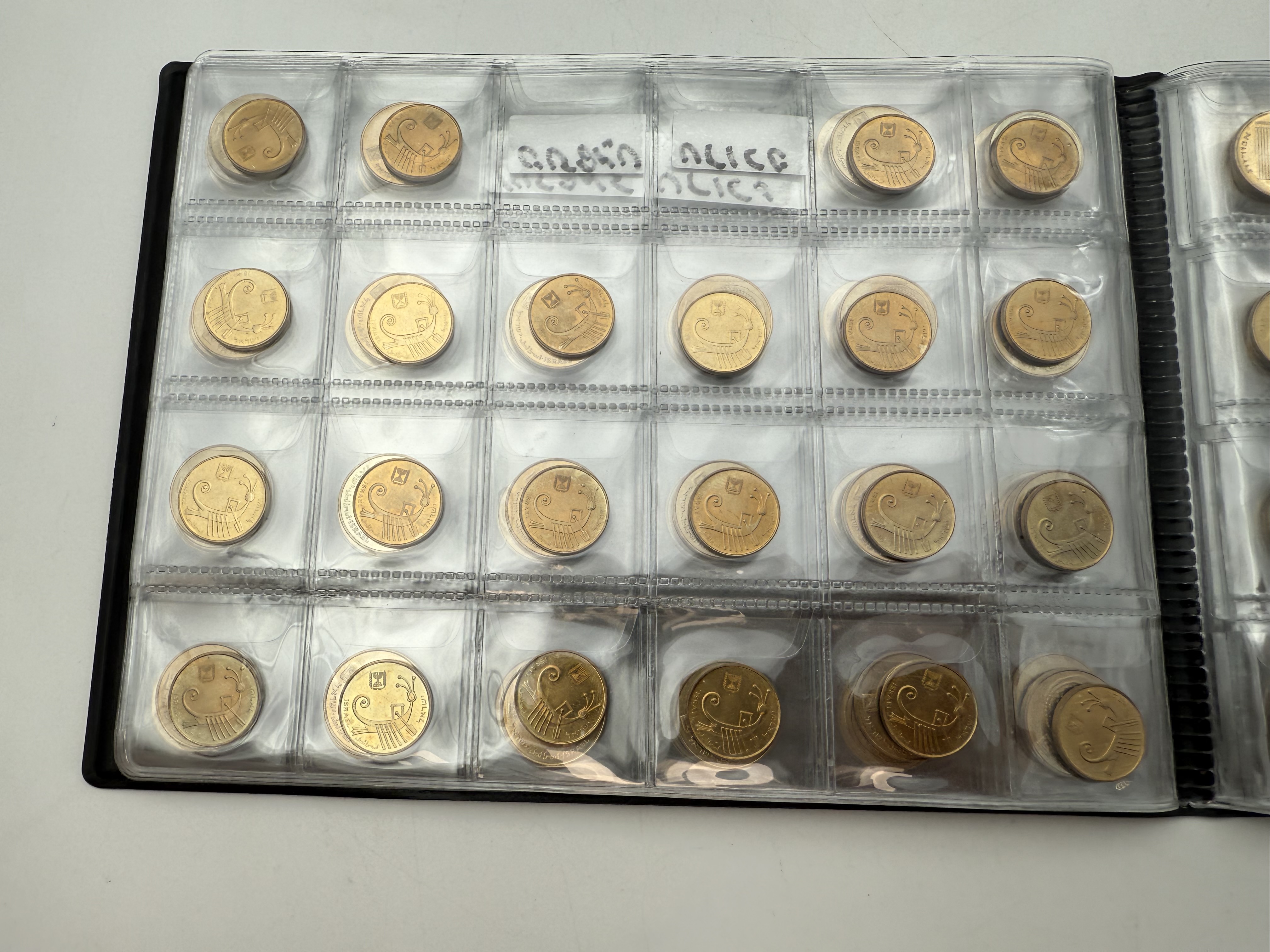 Israel - A collection of several hundred coins arranged in a special coin album, various conditions and years - 1 25
