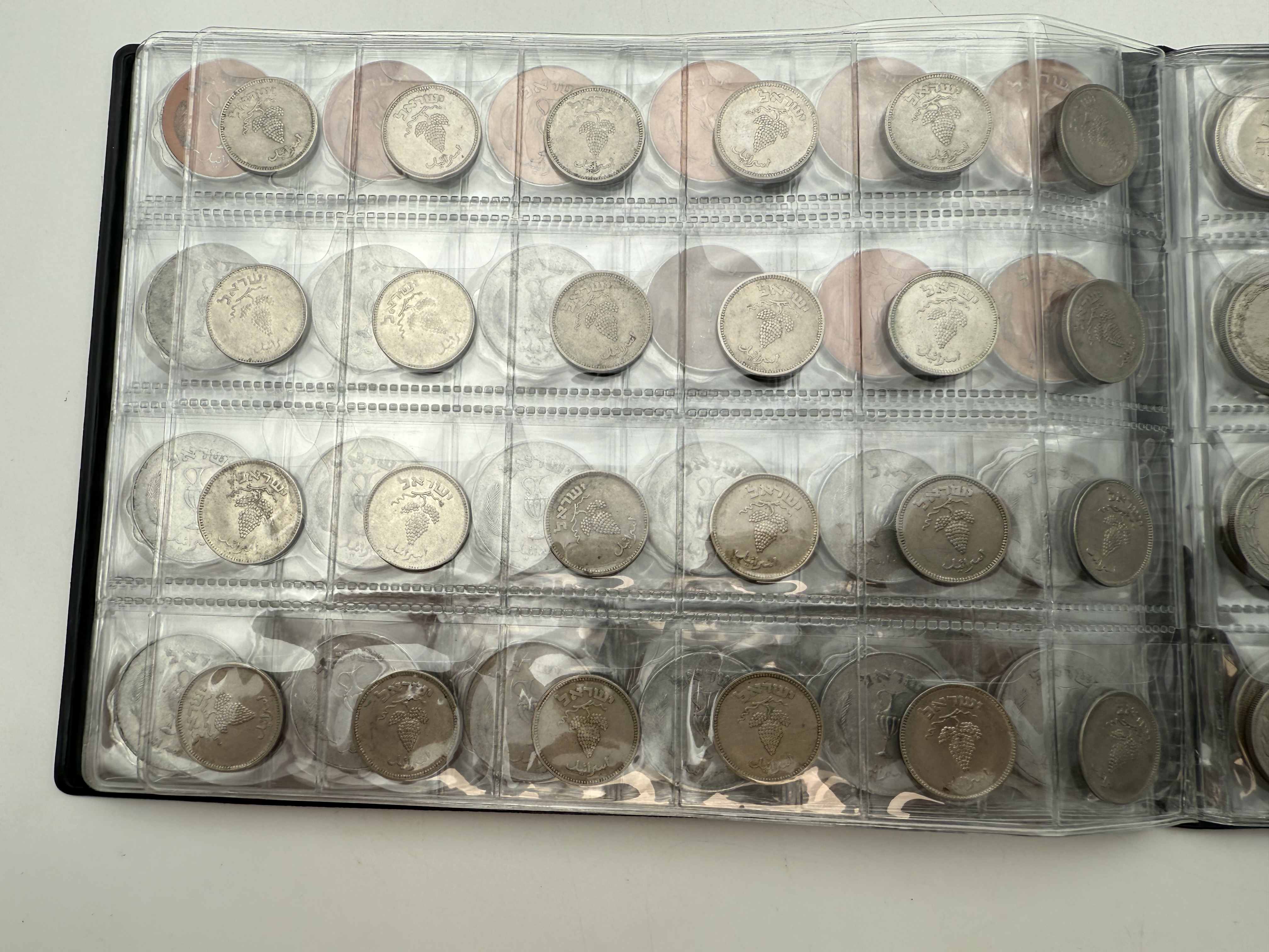 Israel - A collection of several hundred coins arranged in a special coin album, various conditions and years - 1 5