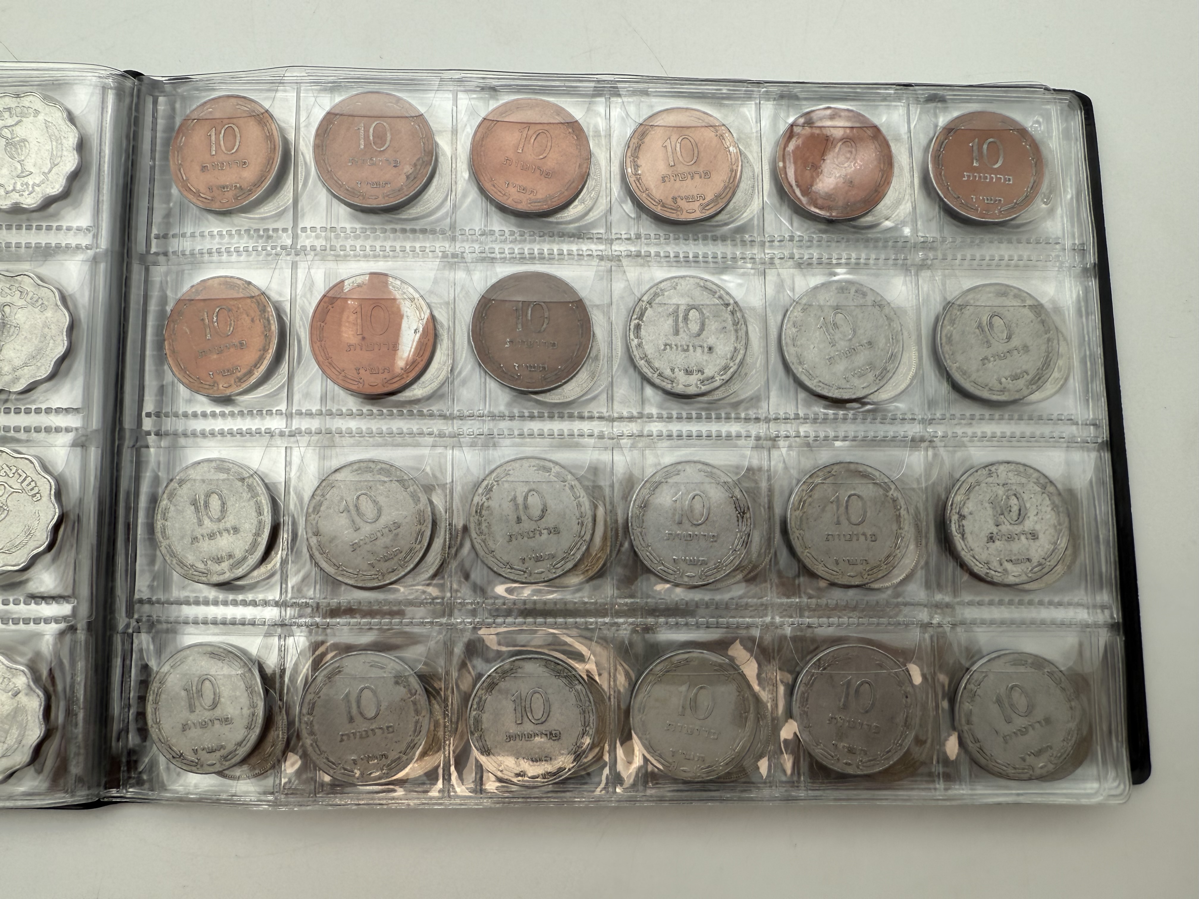 Israel - A collection of several hundred coins arranged in a special coin album, various conditions and years - 1 2
