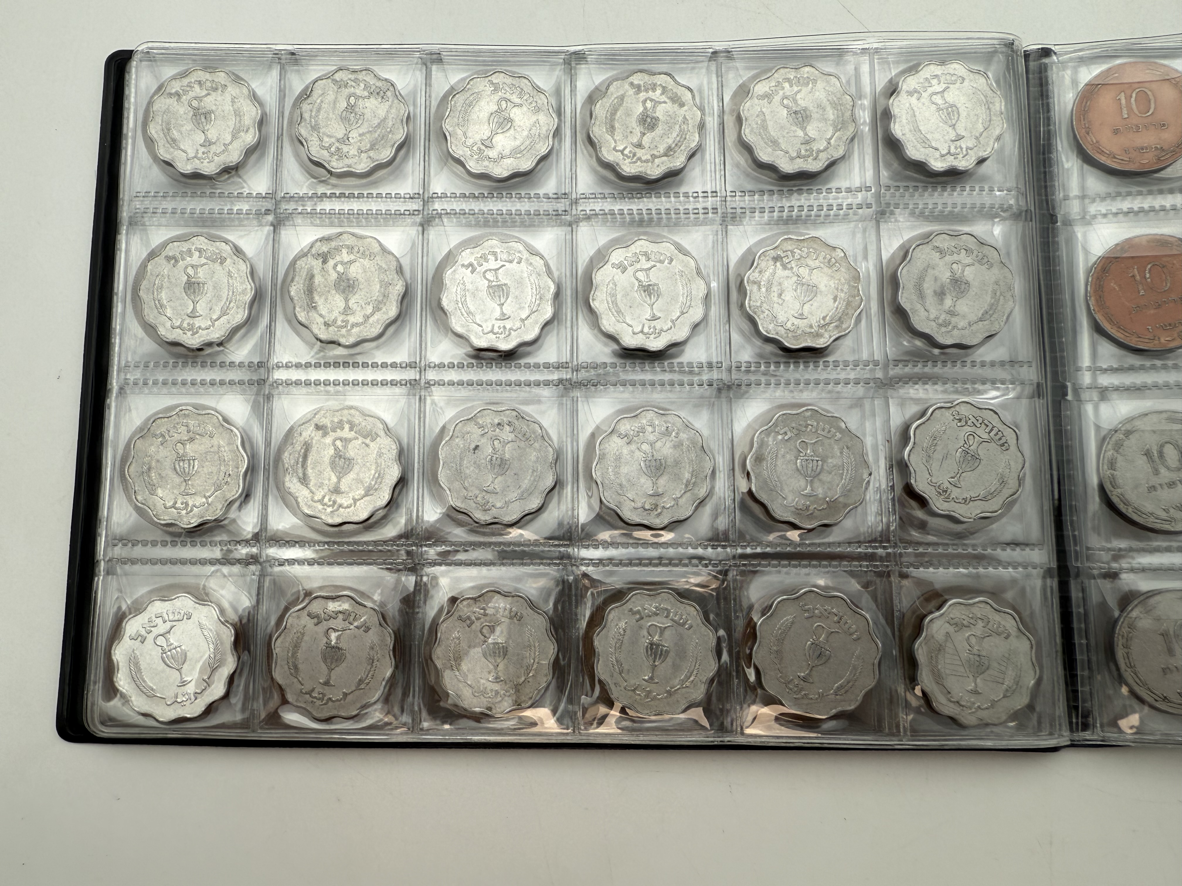 Israel - A collection of several hundred coins arranged in a special coin album, various conditions and years - 1 1