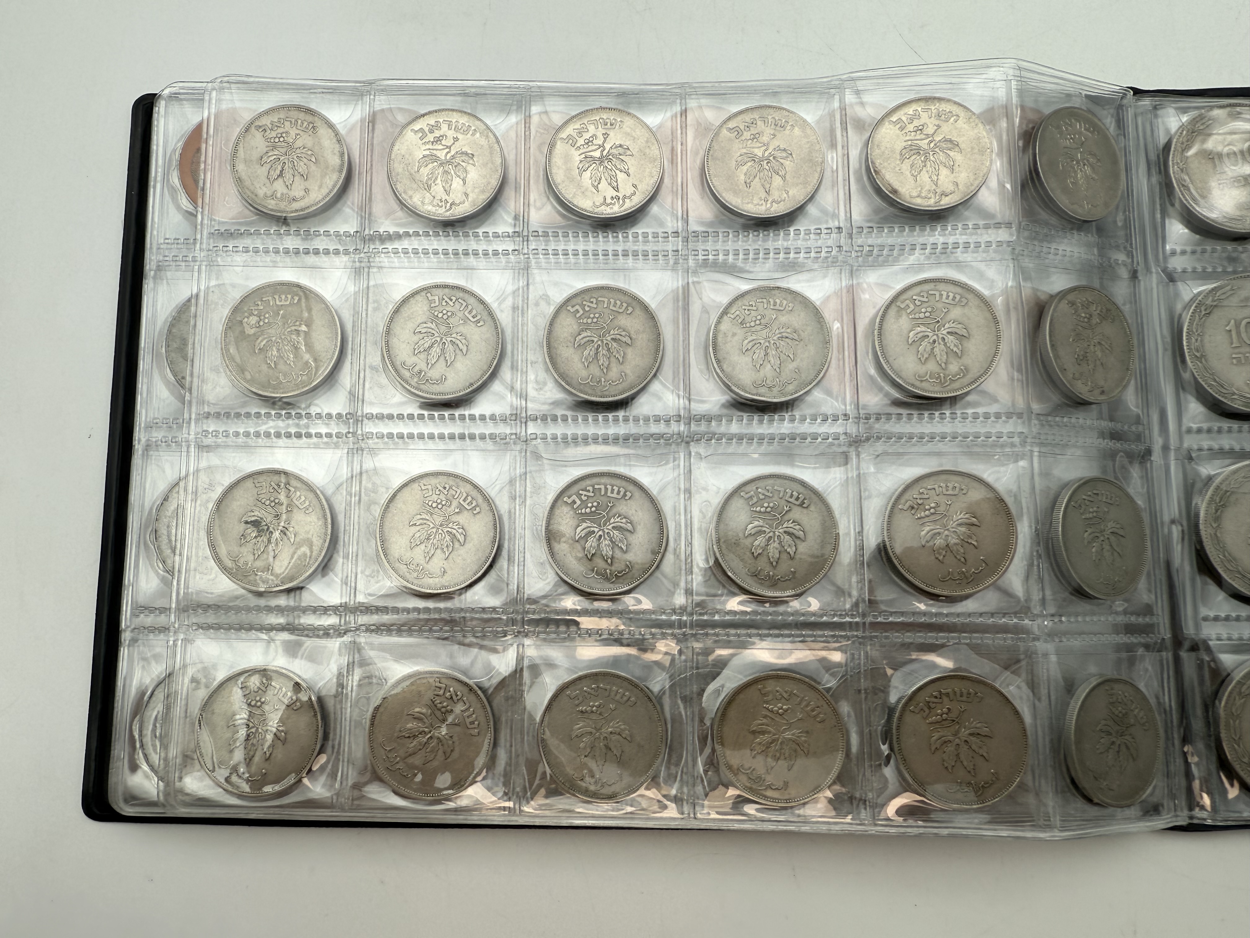 Israel - A collection of several hundred coins arranged in a special coin album, various conditions and years - 1 7
