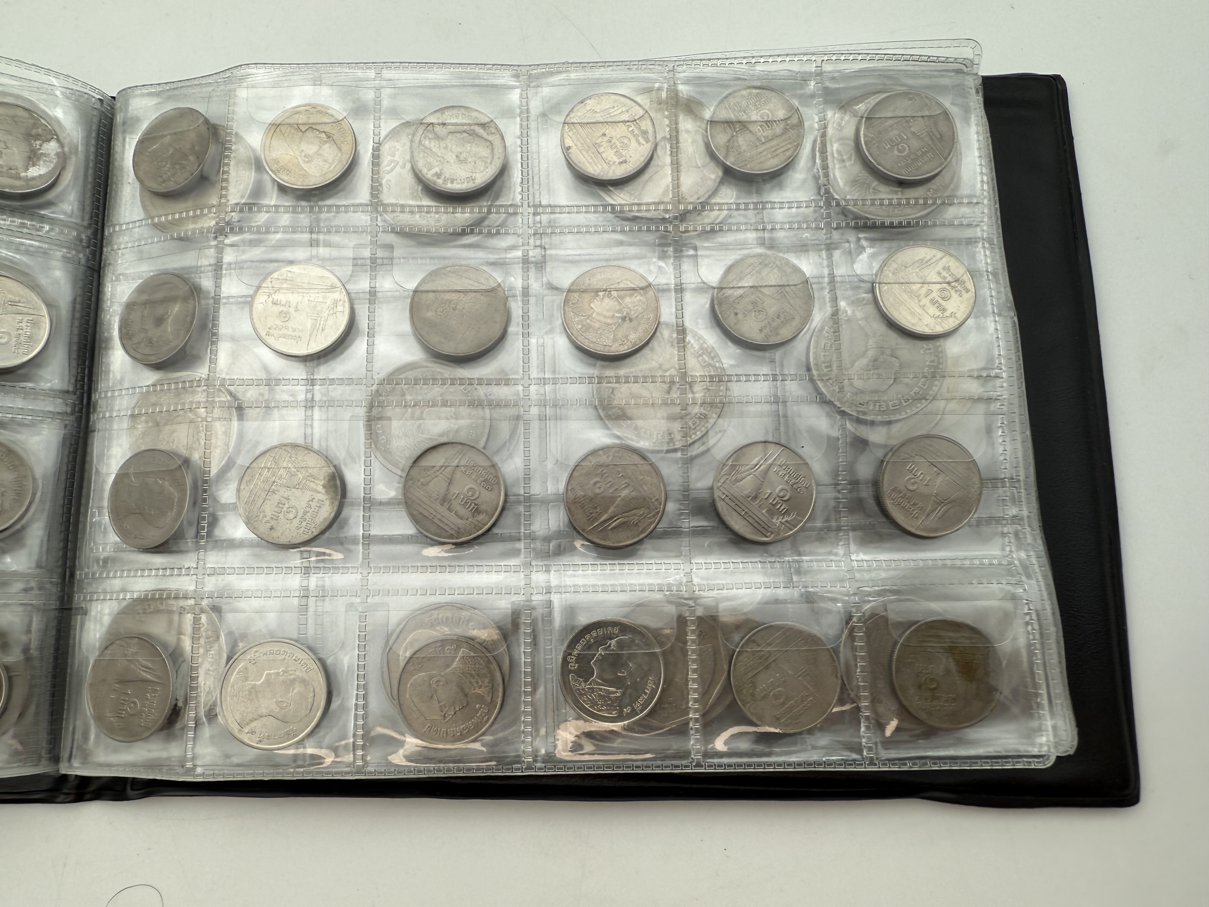 Thailand - A collection of several hundred coins arranged in a special coin album, various conditions and years - 1 12