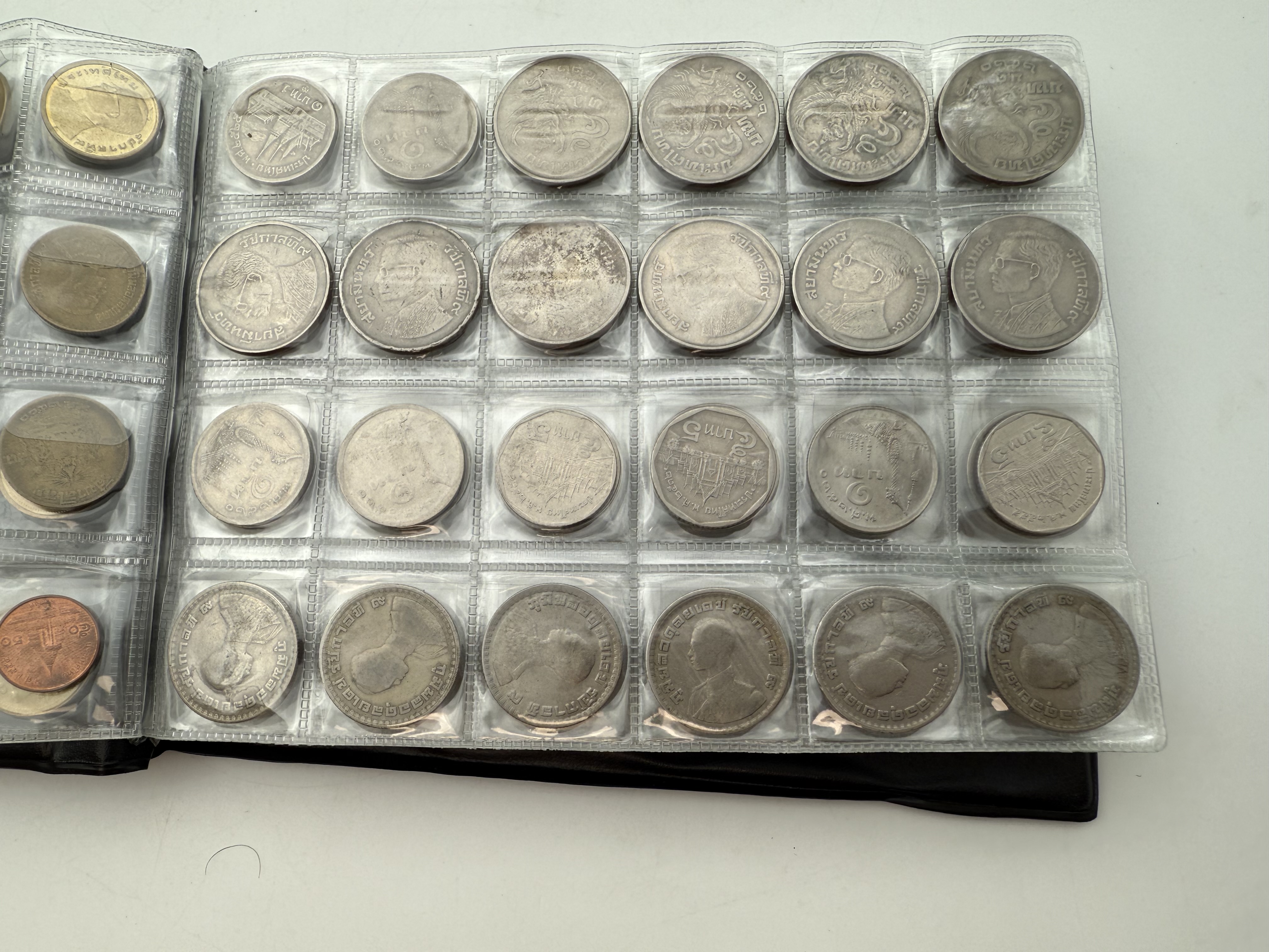 Thailand - A collection of several hundred coins arranged in a special coin album, various conditions and years - 1 29