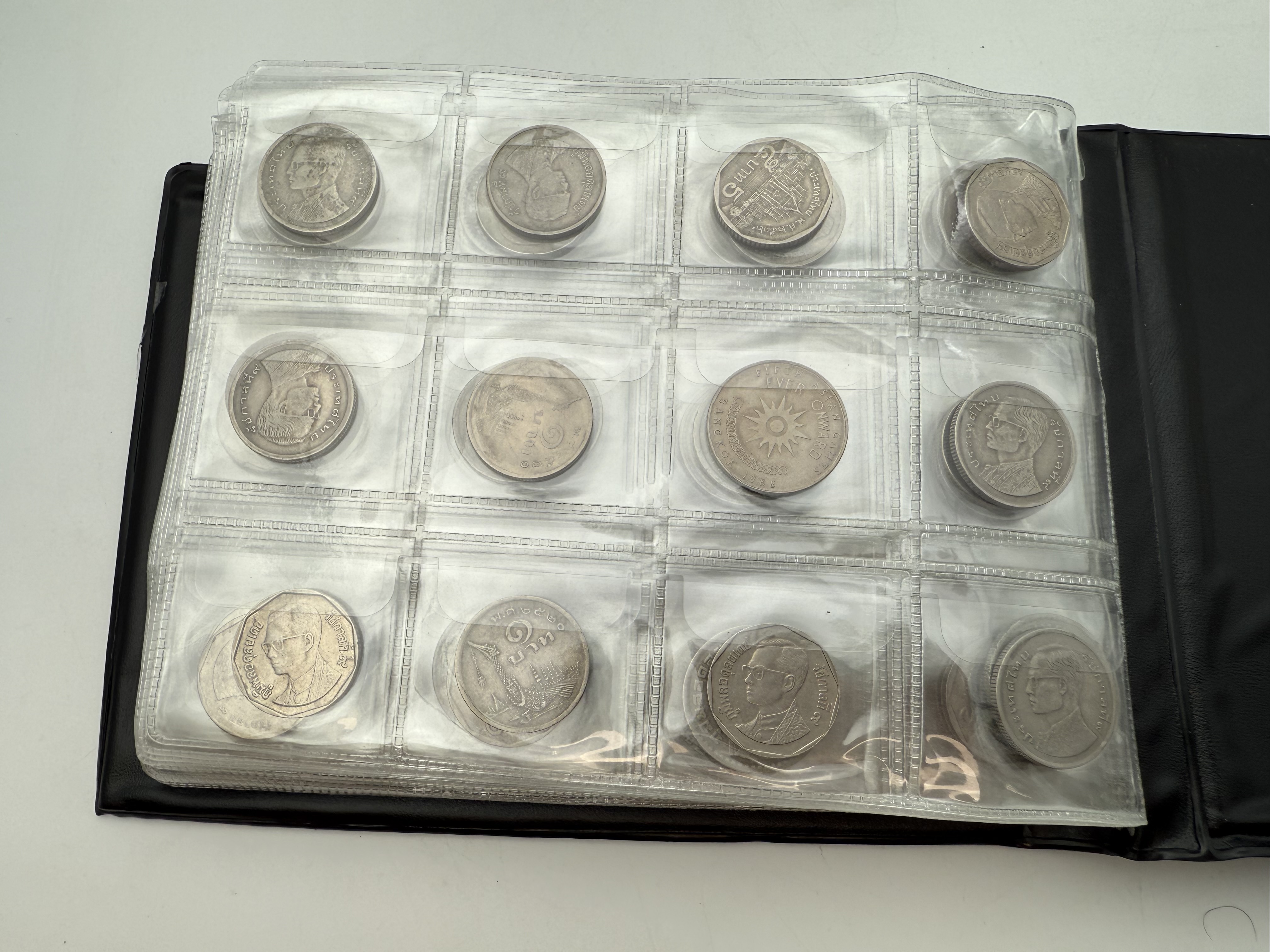 Thailand - A collection of several hundred coins arranged in a special coin album, various conditions and years - 1 24
