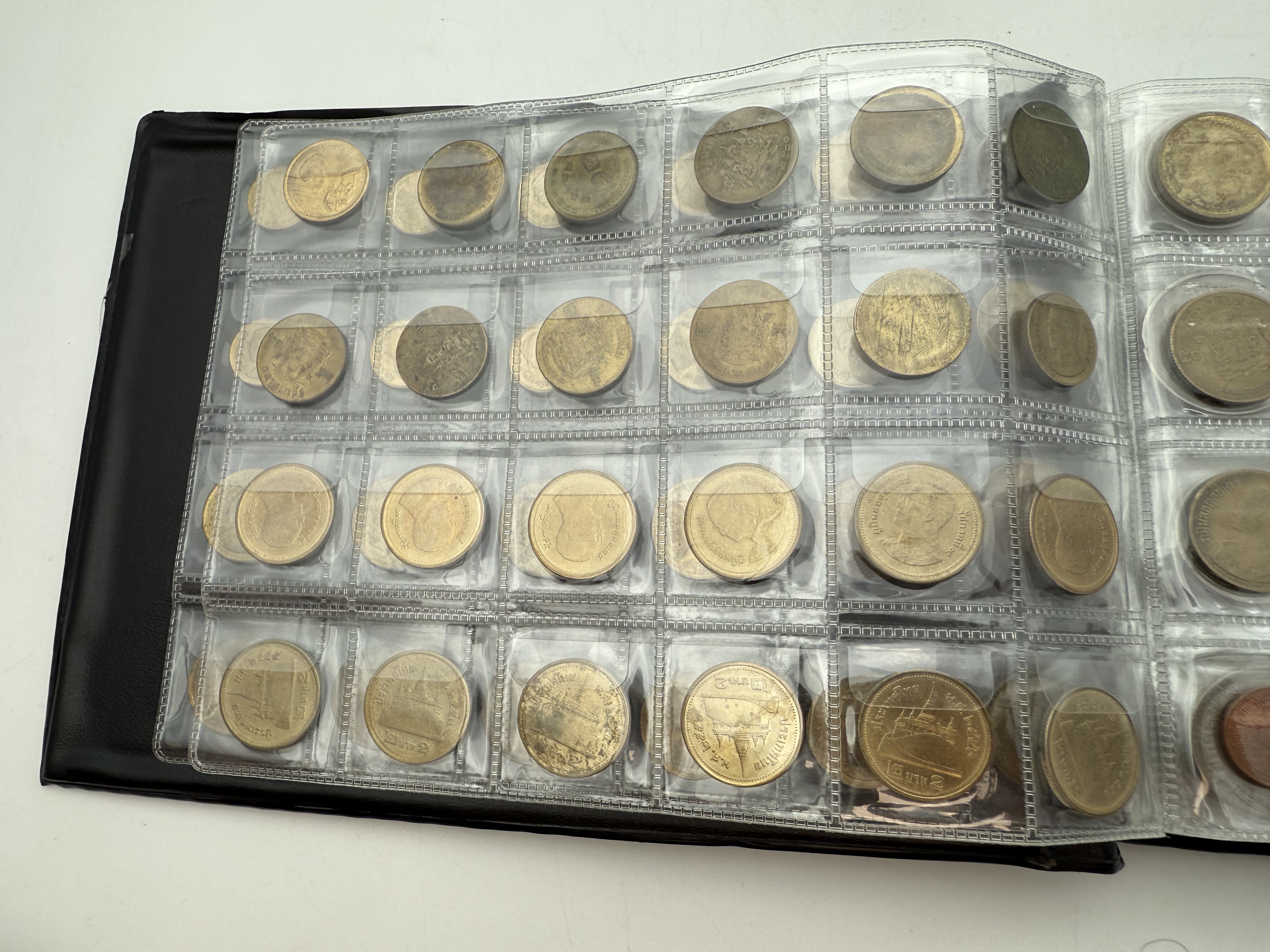 Thailand - A collection of several hundred coins arranged in a special coin album, various conditions and years - 1 26