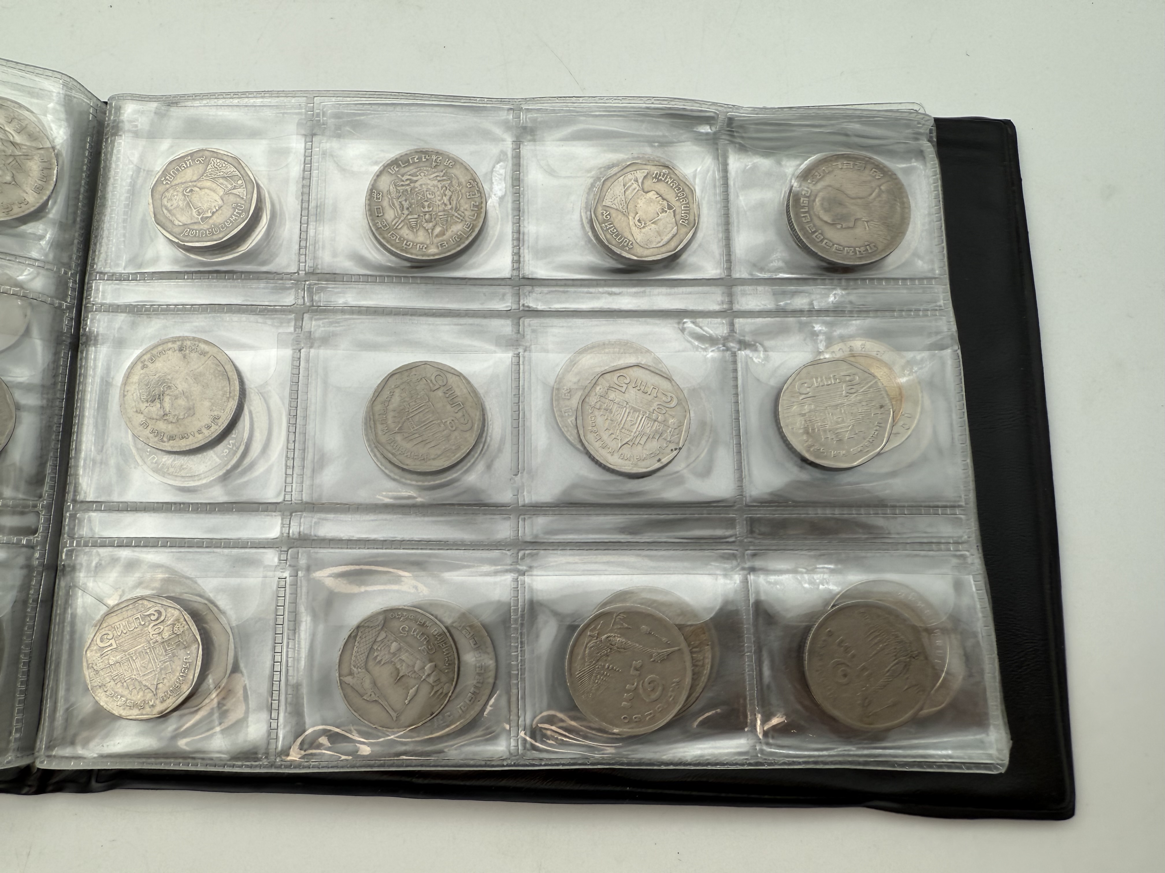 Thailand - A collection of several hundred coins arranged in a special coin album, various conditions and years - 1 16