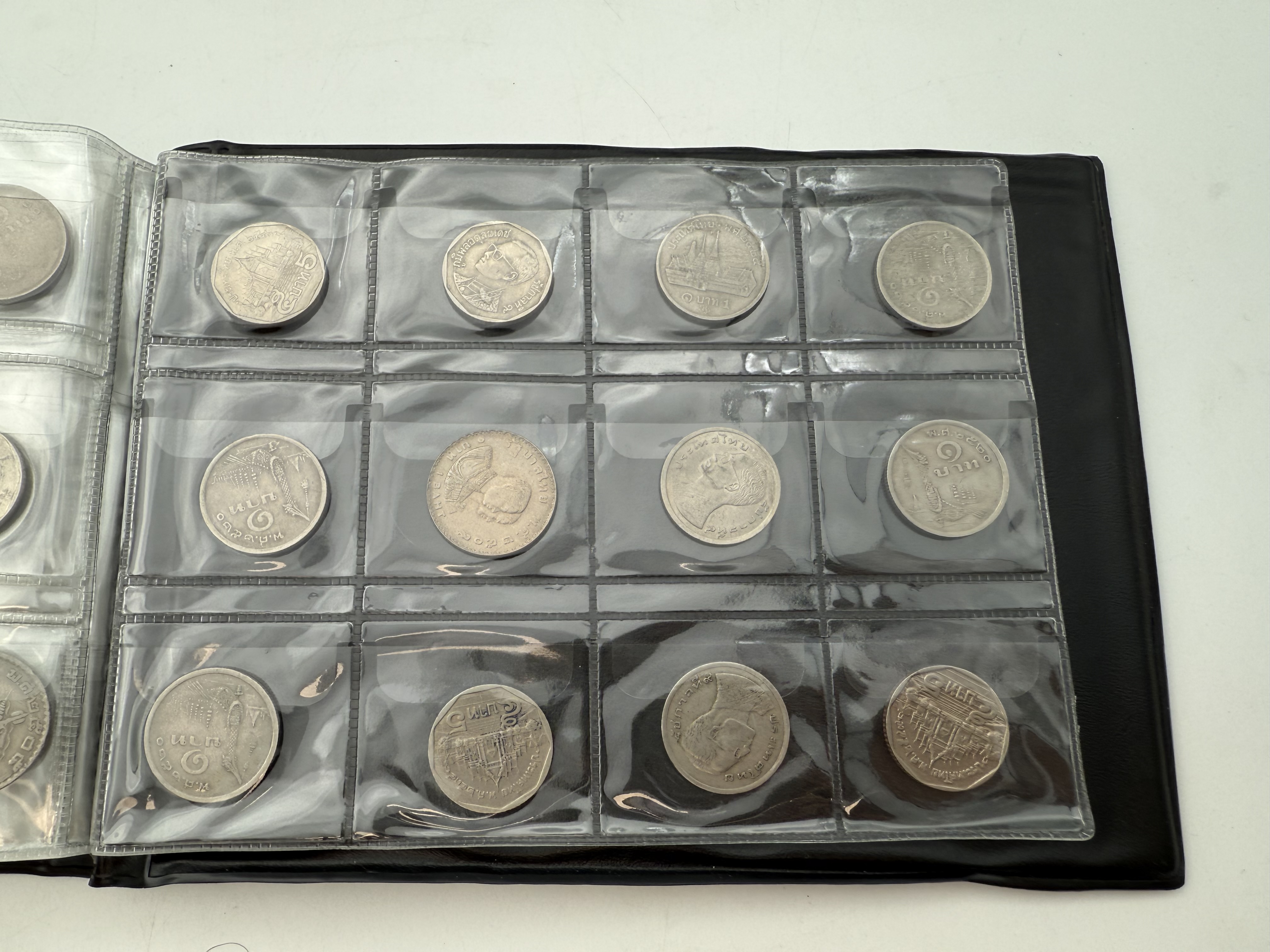 Thailand - A collection of several hundred coins arranged in a special coin album, various conditions and years - 1 23
