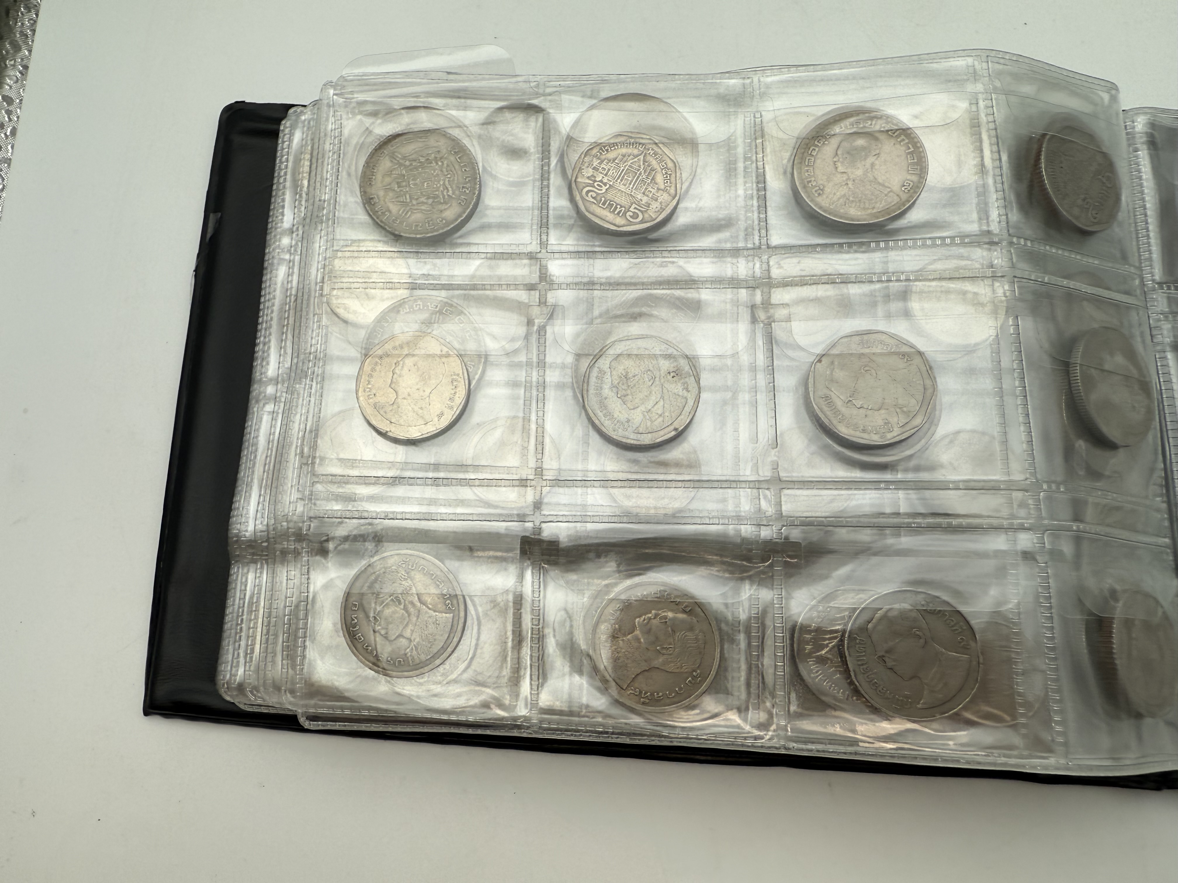 Thailand - A collection of several hundred coins arranged in a special coin album, various conditions and years - 1 17