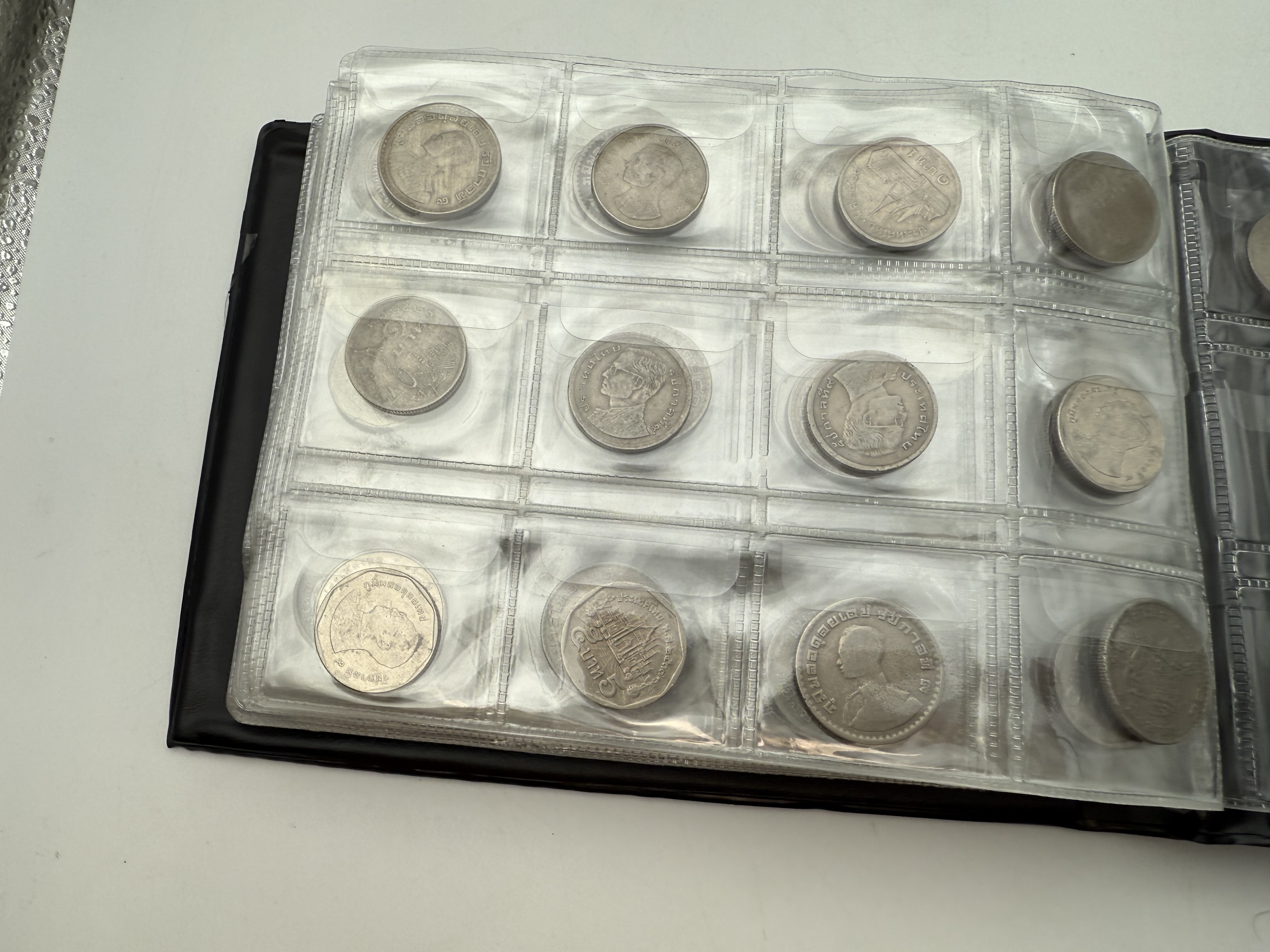 Thailand - A collection of several hundred coins arranged in a special coin album, various conditions and years - 1 21