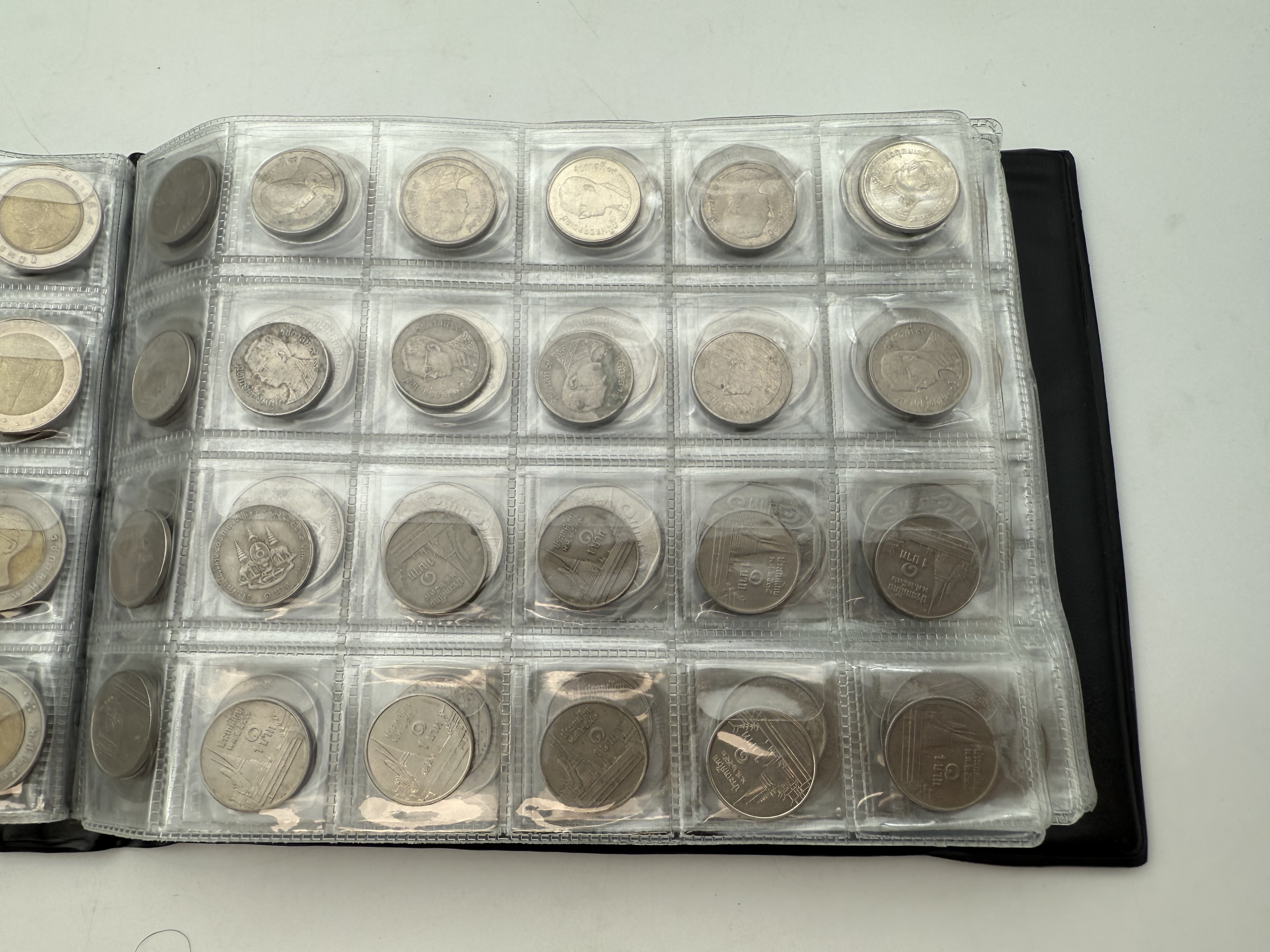 Thailand - A collection of several hundred coins arranged in a special coin album, various conditions and years - 1 3