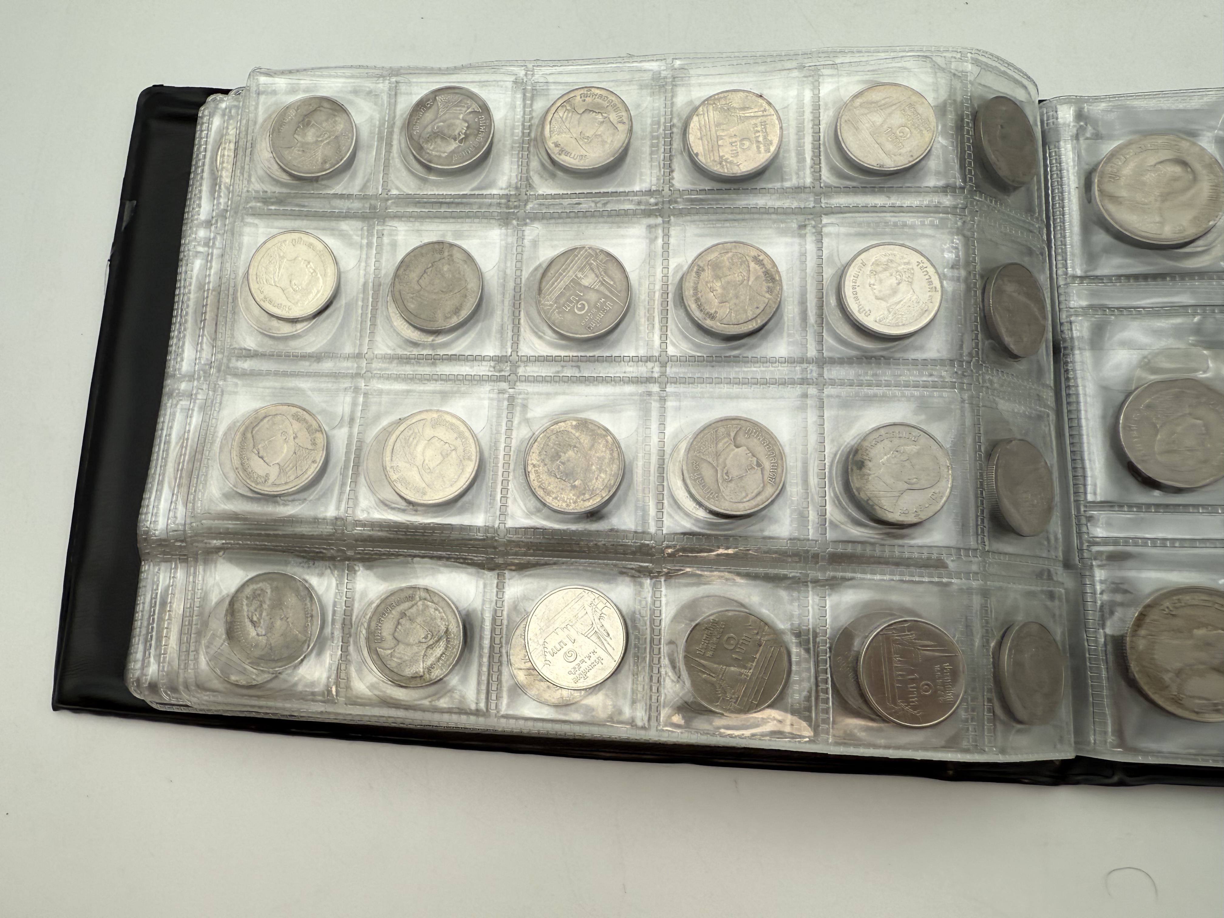 Thailand - A collection of several hundred coins arranged in a special coin album, various conditions and years - 1 13