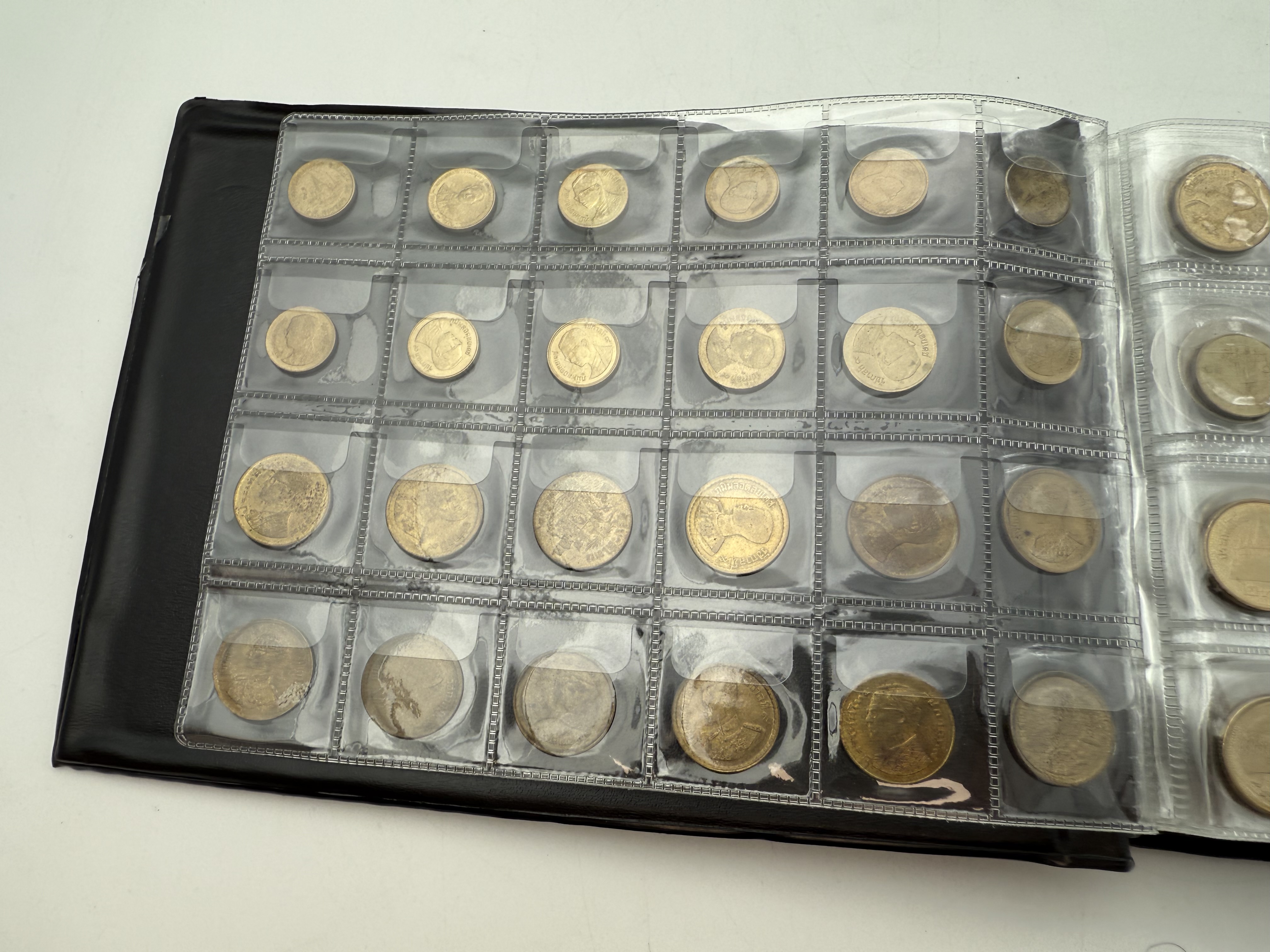 Thailand - A collection of several hundred coins arranged in a special coin album, various conditions and years - 1 22