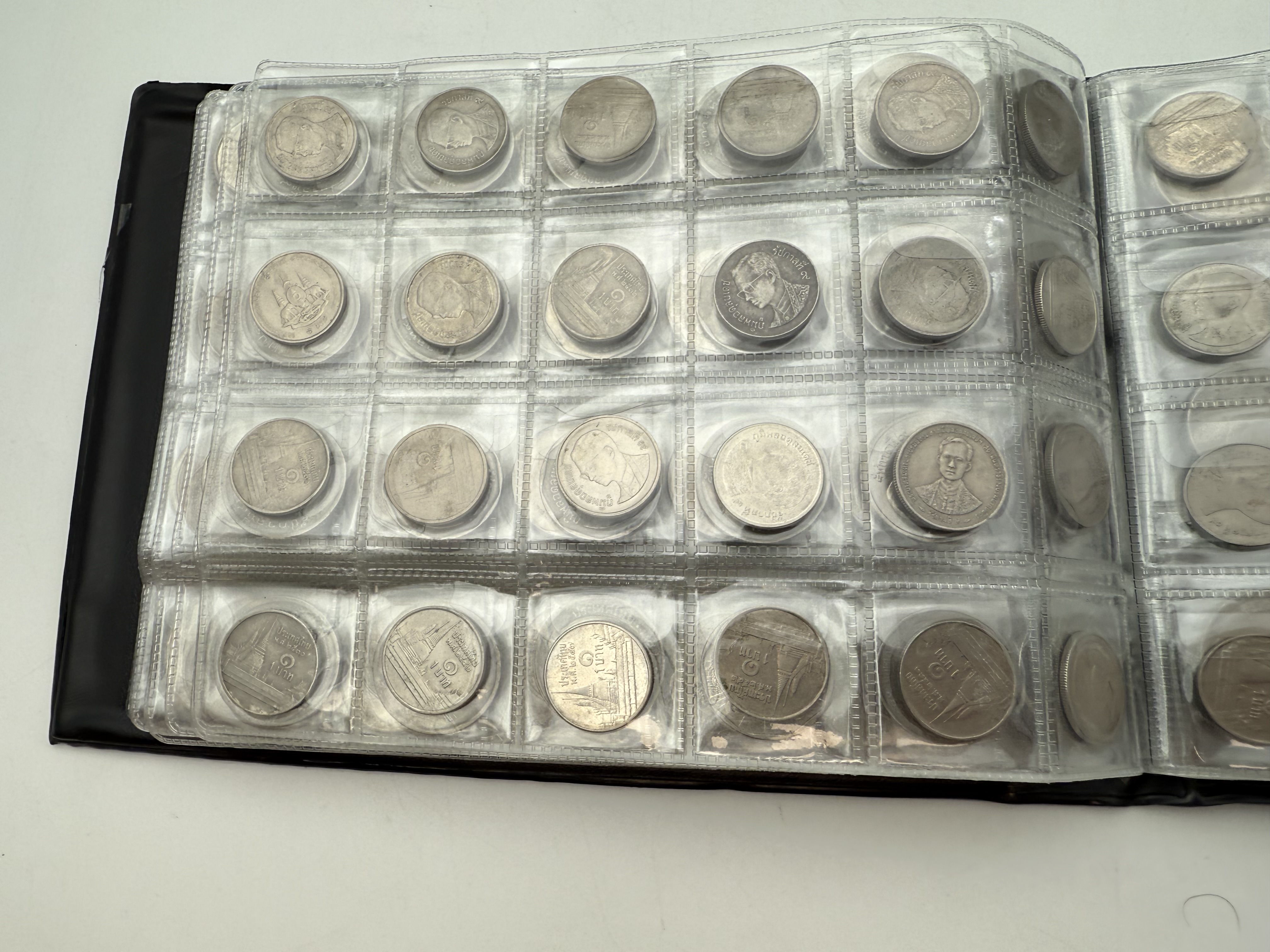 Thailand - A collection of several hundred coins arranged in a special coin album, various conditions and years - 1 10