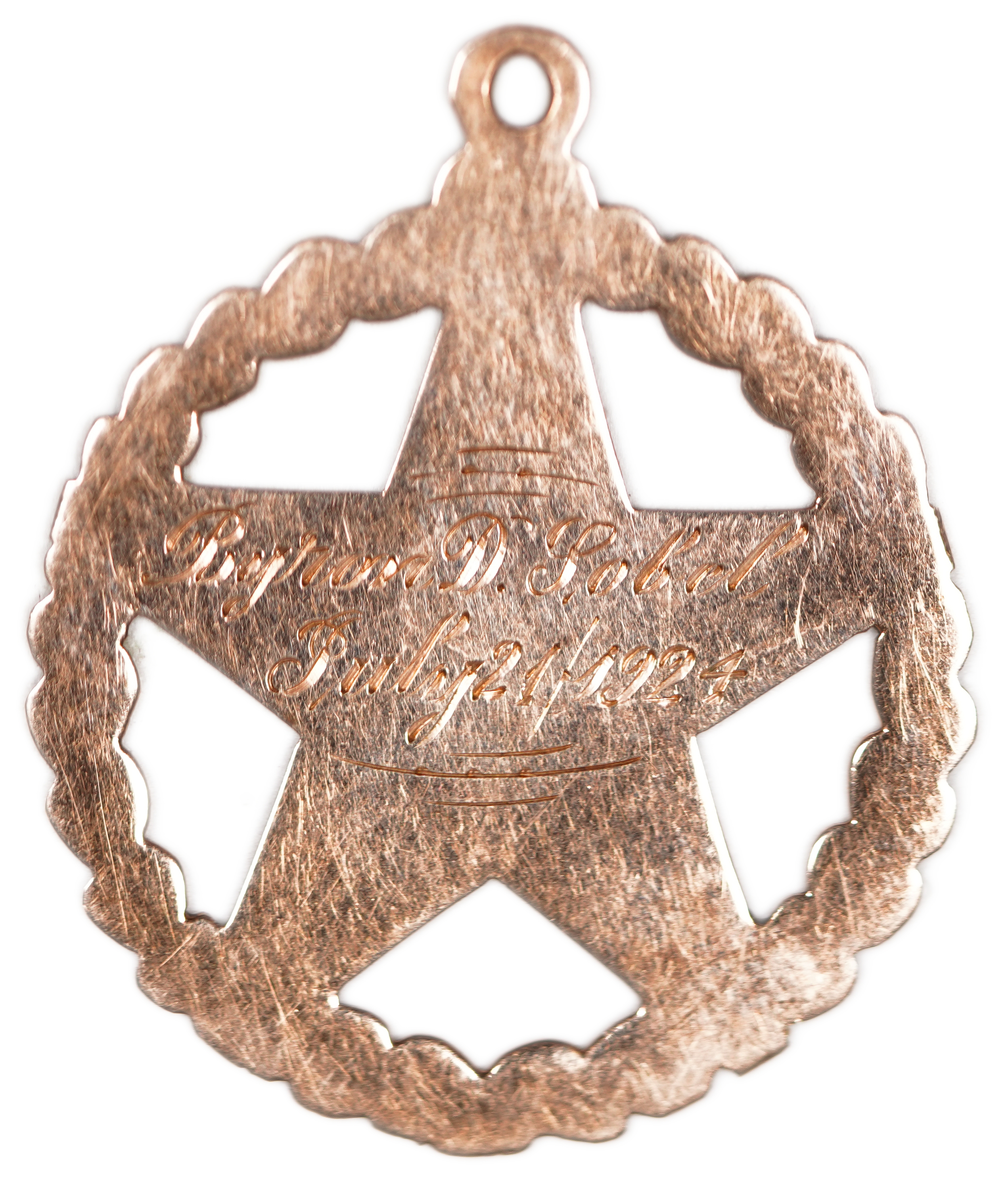 Judaica / Zionism - Gold pendant with Hebrew letter Hei and engraved dedication, USA, 1924 - 1 1