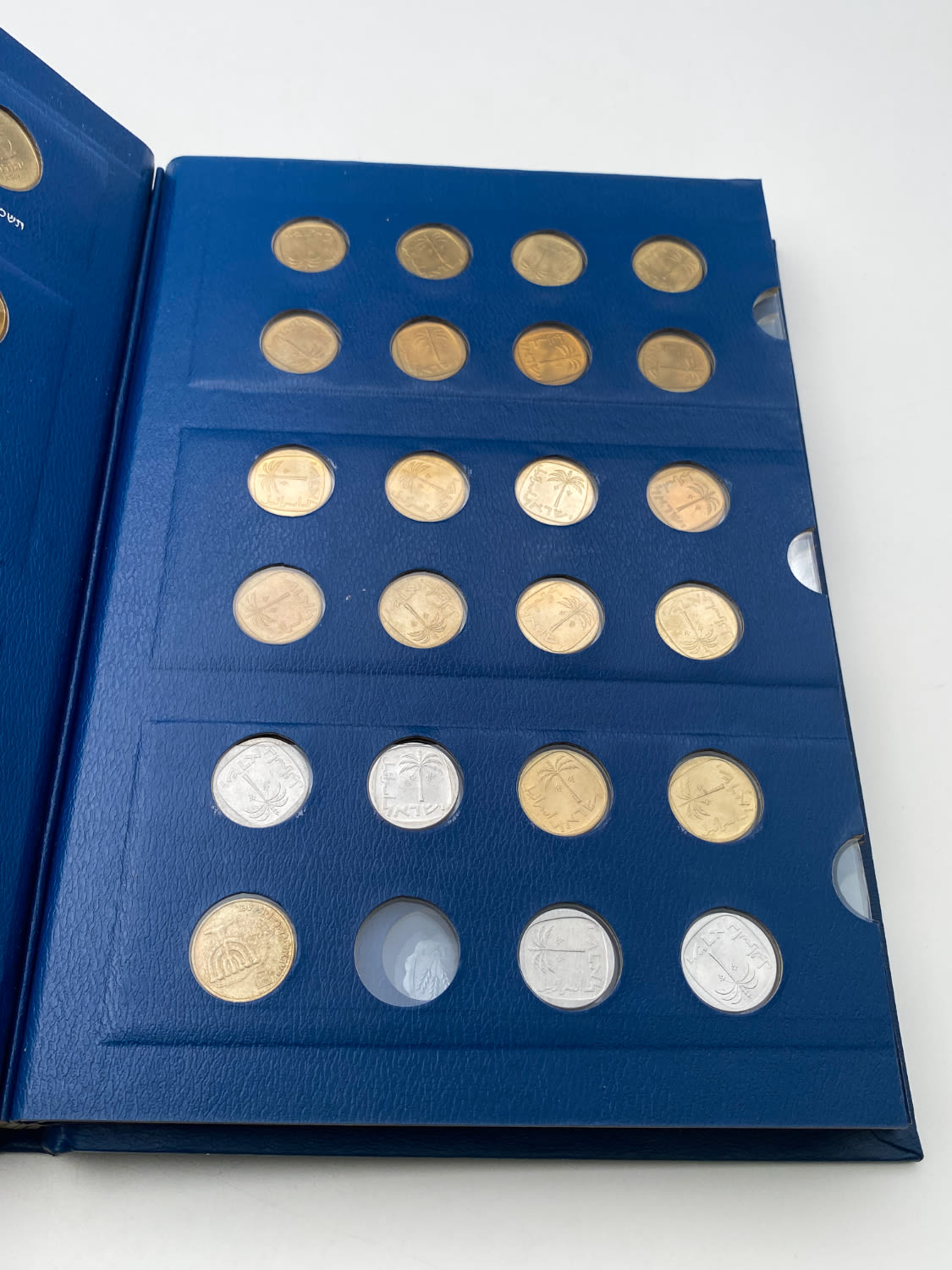Israel - an album with about 130 Israeli coins of different years and values ​​and in excellent condition - ... - 1 13