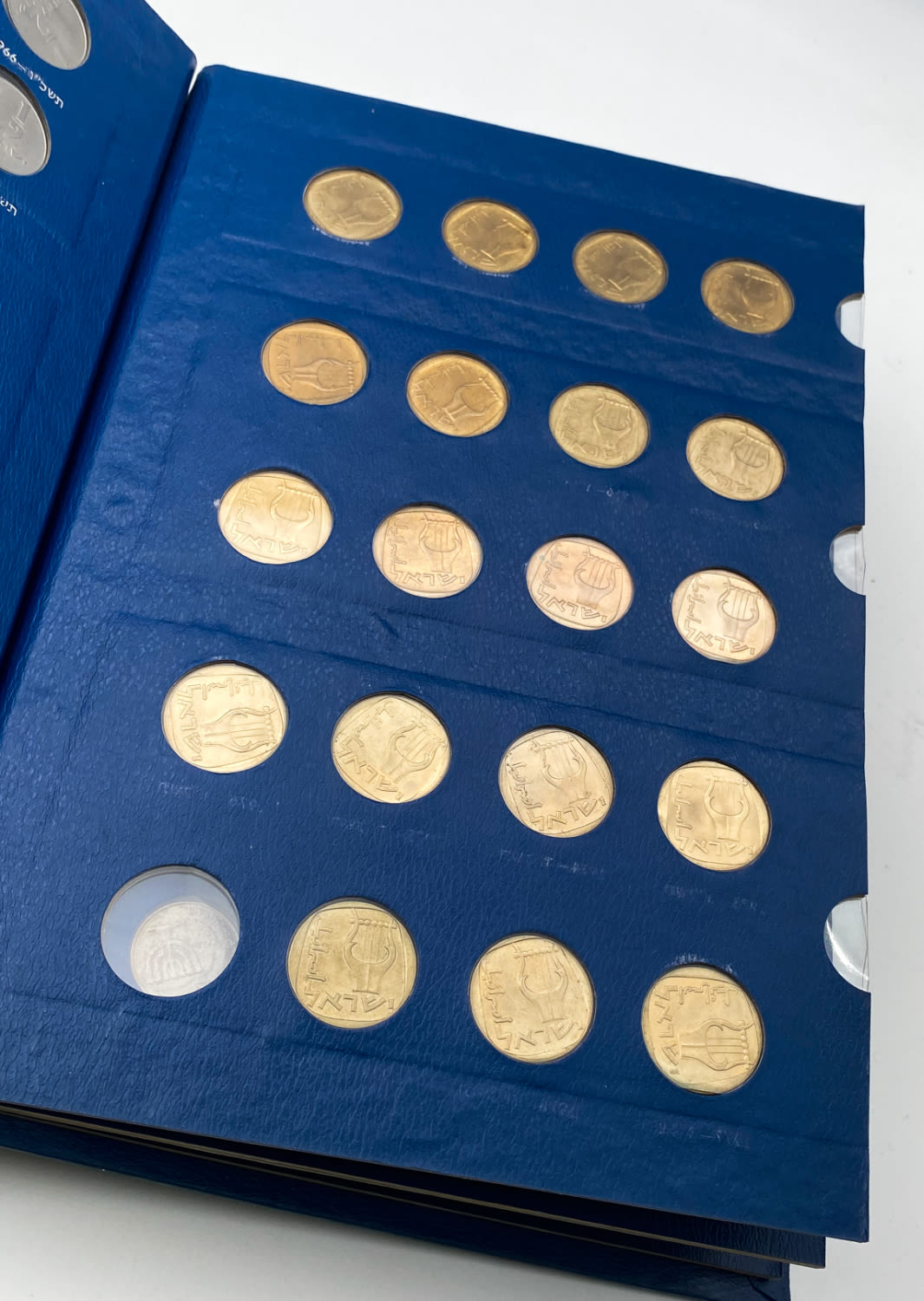 Israel - an album with about 130 Israeli coins of different years and values ​​and in excellent condition - ... - 1 1