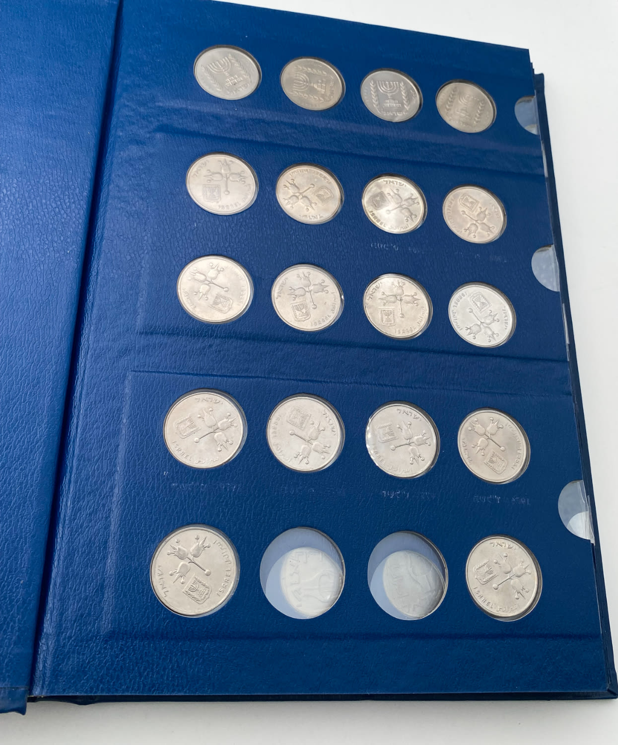 Israel - an album with about 130 Israeli coins of different years and values and in excellent condition - ... - 1 5