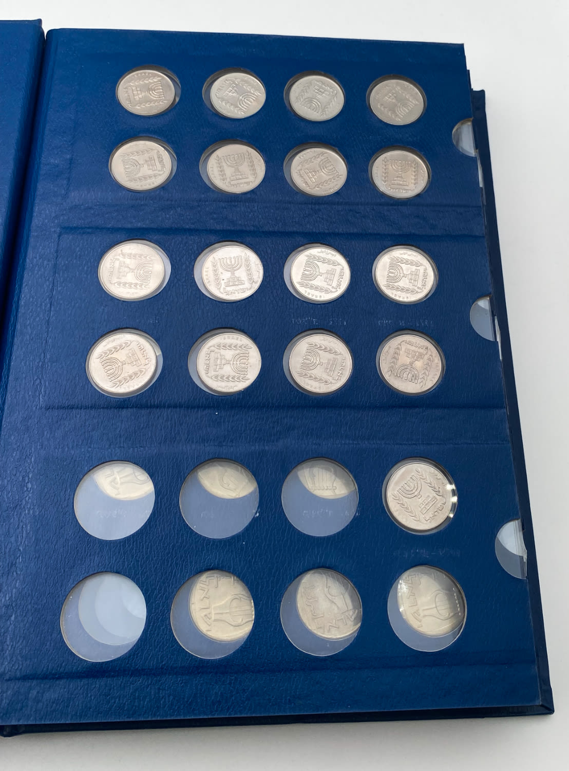 Israel - an album with about 130 Israeli coins of different years and values and in excellent condition - ... - 1 3