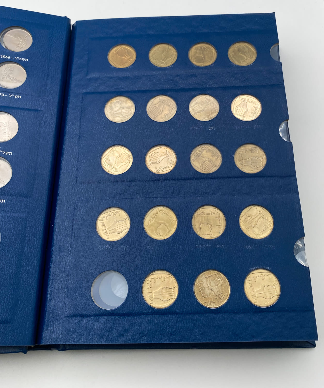 Israel - an album with about 130 Israeli coins of different years and values and in excellent condition - ... - 1 1