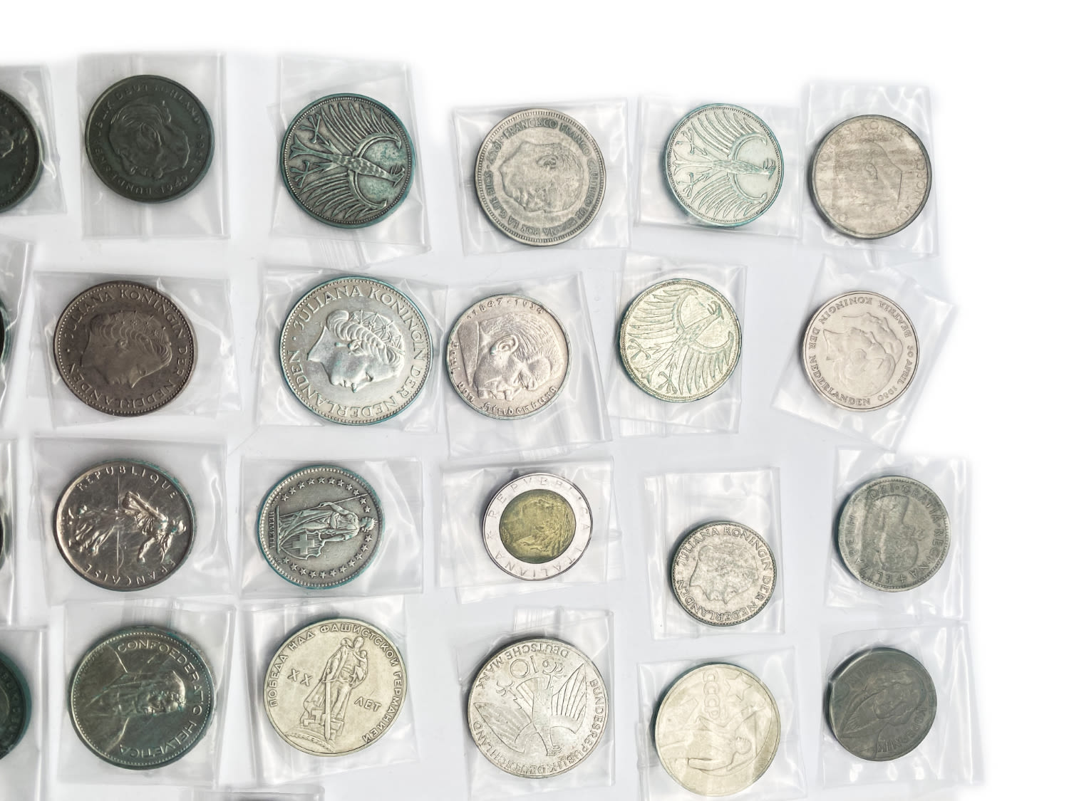 World- a very large collection of about 71 coins, most of them made of silver, definitely an opportunity, it is ... - 1 8