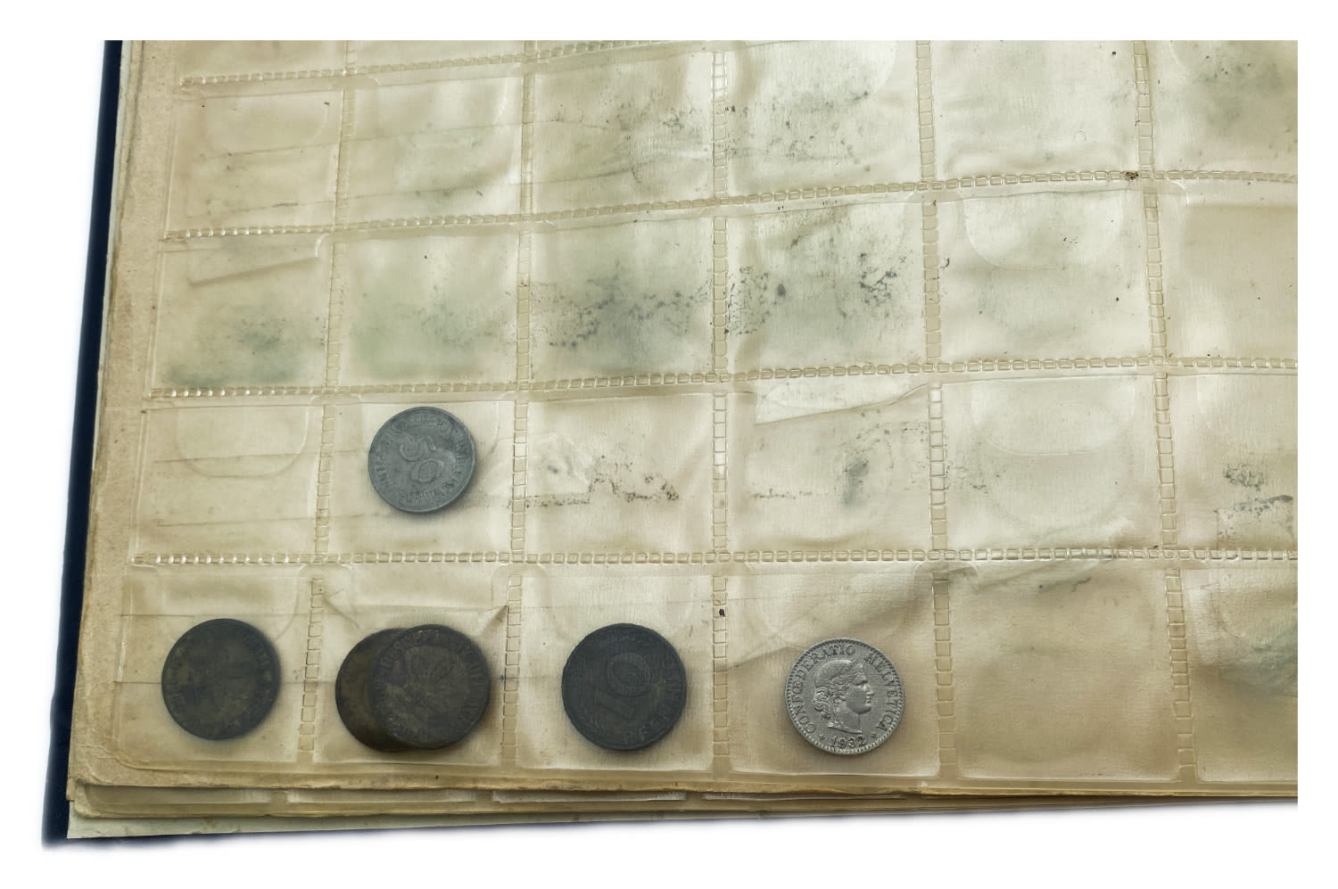 World - a large collection of world coins, are in the album and special pages for storing coins - there are quite a ... - 1 22