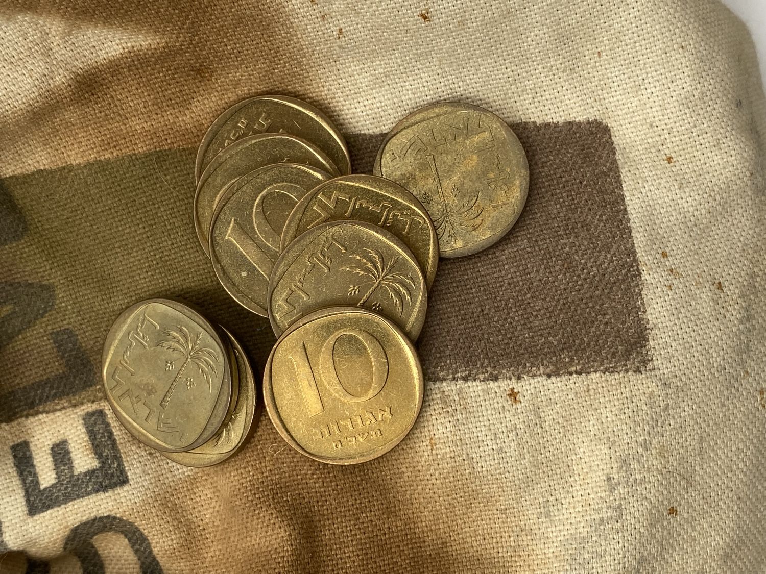 Israel - Lot 5.5 kg of new coins from the values 1 agora 1968, 10 agorot 1968 and 25 agorot 1967 - Are in the ... - 1 2