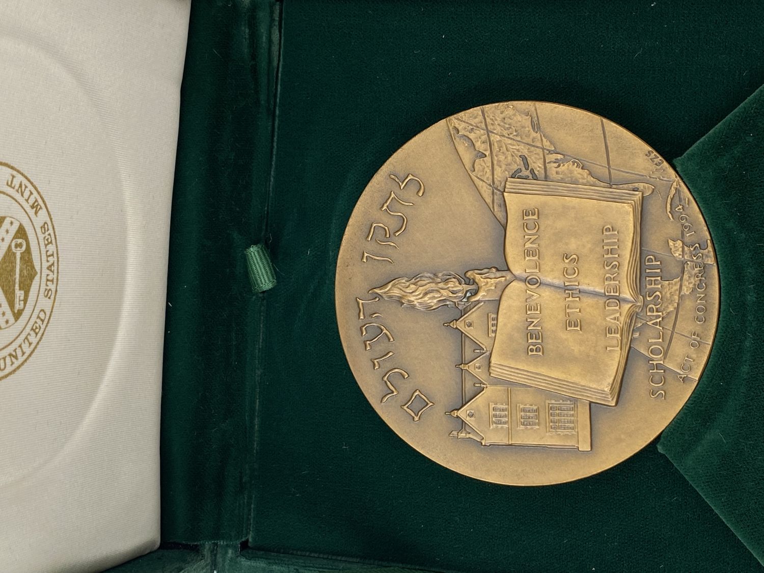Judaica / Zionism - Rabbi Menachem M. Schneerson Bronze Memorial Medal 1994 - USA
This medal ... - 1 2