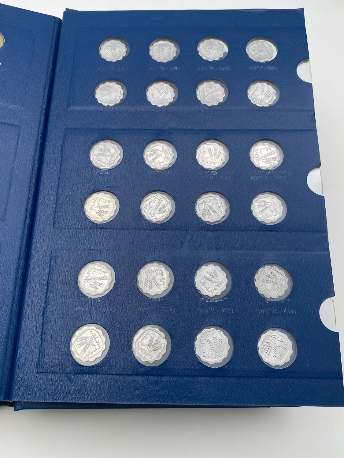 Israel - an album with about 130 Israeli coins of different years and values and in excellent condition - ... - 1 9