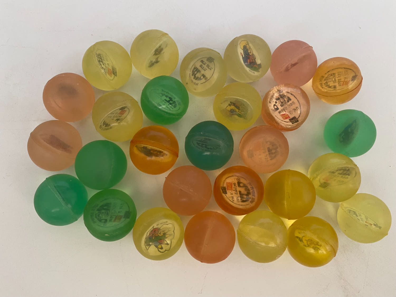 גולים - מקבץ 28 כדורי פלסטיק קופצניים בצבעים שונים אשר חולקו ושוחקו בשנות התשעים - נושאים בתוכם דמויות שונות ... - 1 2