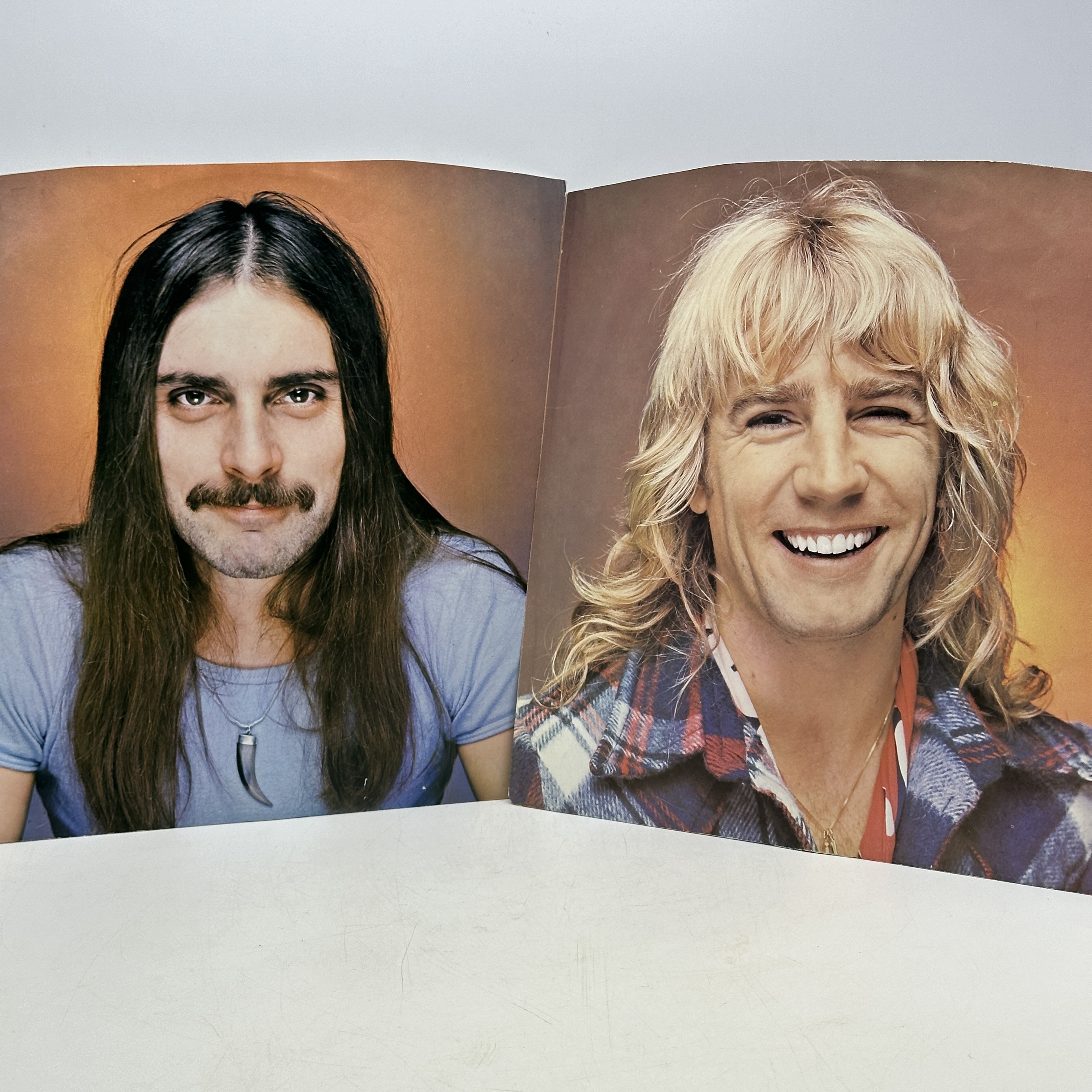 A double 12 inch vinyl by Status Quo album, recorded in 1976, cover in good condition, inner sleeves have the band ... - 1 3