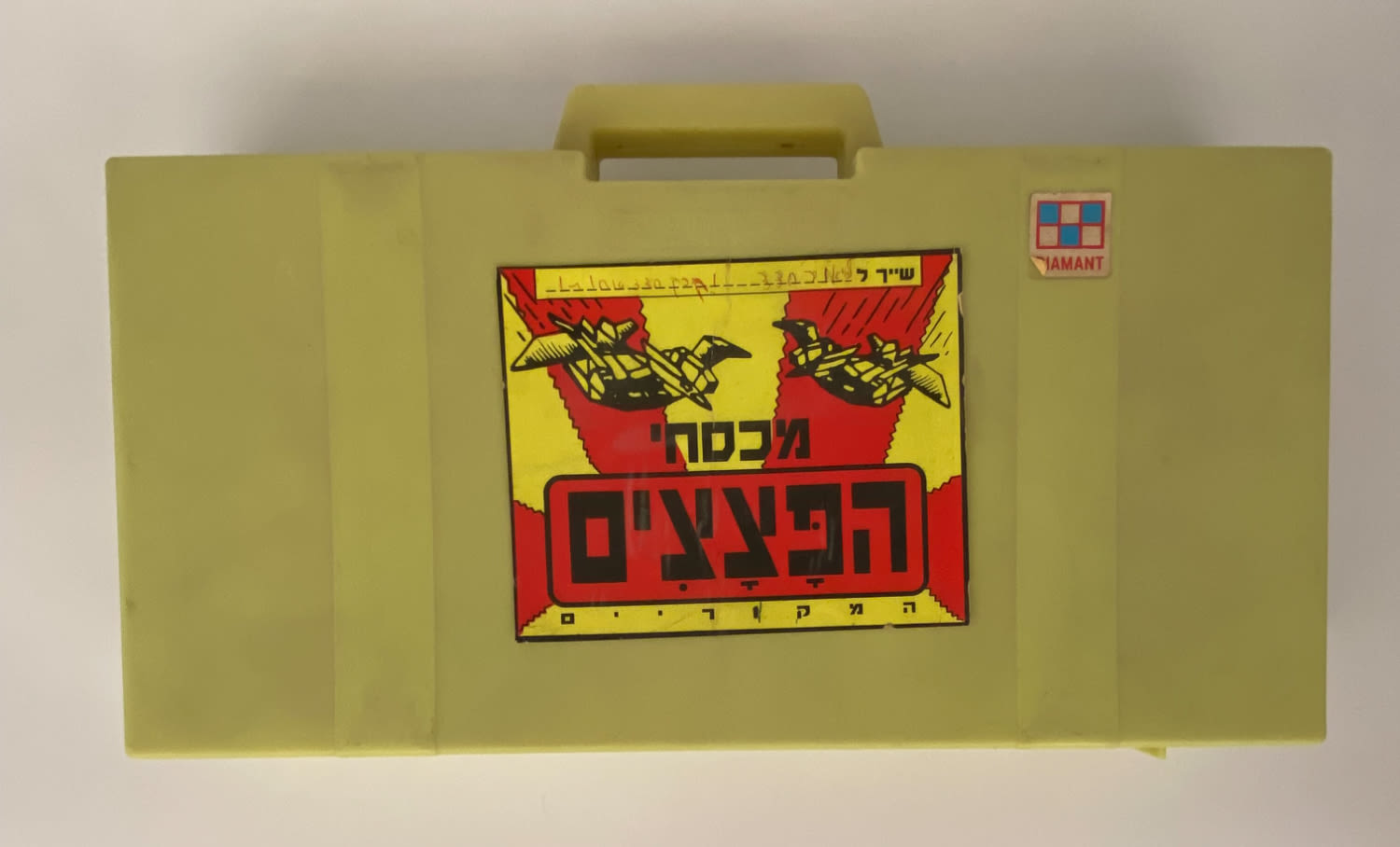 פוגים - מזוודה צהובה של "מכסחי הפצצים" מלאה במאות פוגים, קליפסים תקינים, נדיר
המשחק שכבש את ילדי שנות ... - 1 1