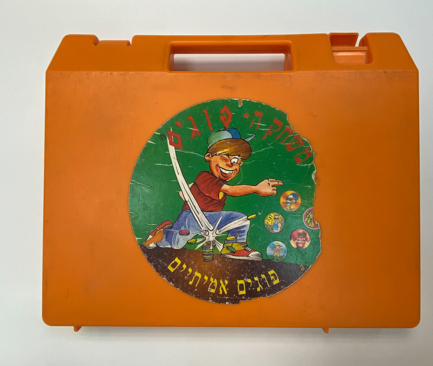 פוגים - מזוודה כתומה של "משחק הפוגים", מלאה בפוגים מהסדרה הכתומה - מזוודה נדירה
המשחק שכבש את ילדי ... - 1 0