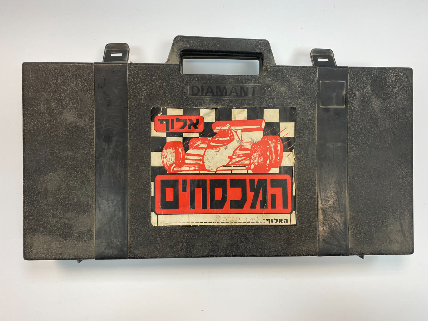 פוגים - מזוודה שחורה של "מכסחי הפצצים" מלאה במאות פוגים ופצצים, קליפס אחד לא תקין, נדיר
המשחק שכבש ... - 1 6