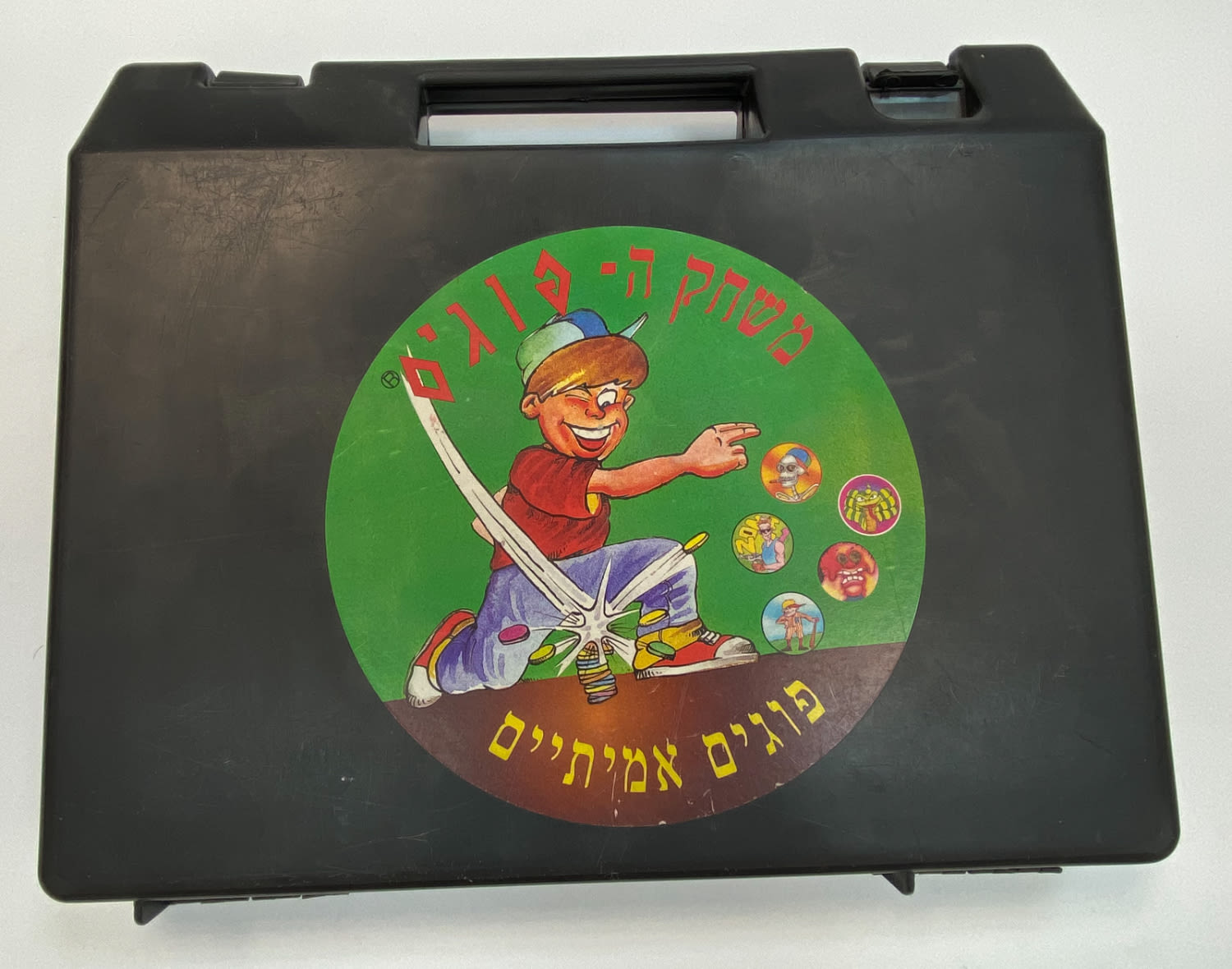 פוגים - מזוודה שחורה של "משחק הפוגים", מלאה במאות פוגים
המשחק שכבש את ילדי שנות התשעים, מטרת ... - 1 1