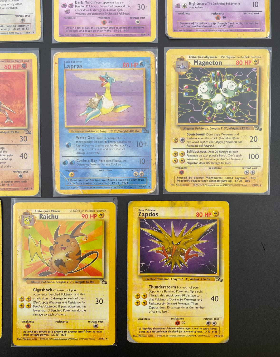 קלפי איסוף - לוט 15 קלפי פוקימון באנגלית - Rare + Holo Rare - Used - מהסט Fossil.
פוקימון (באנגלית: ... - 1 3