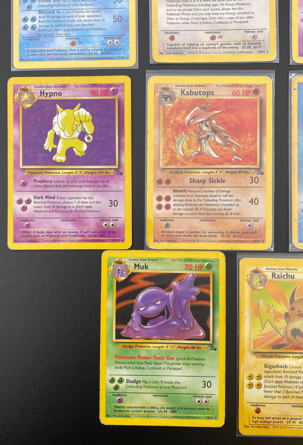 קלפי איסוף - לוט 15 קלפי פוקימון באנגלית - Rare + Holo Rare - Used - מהסט Fossil.
פוקימון (באנגלית: ... - 1 4