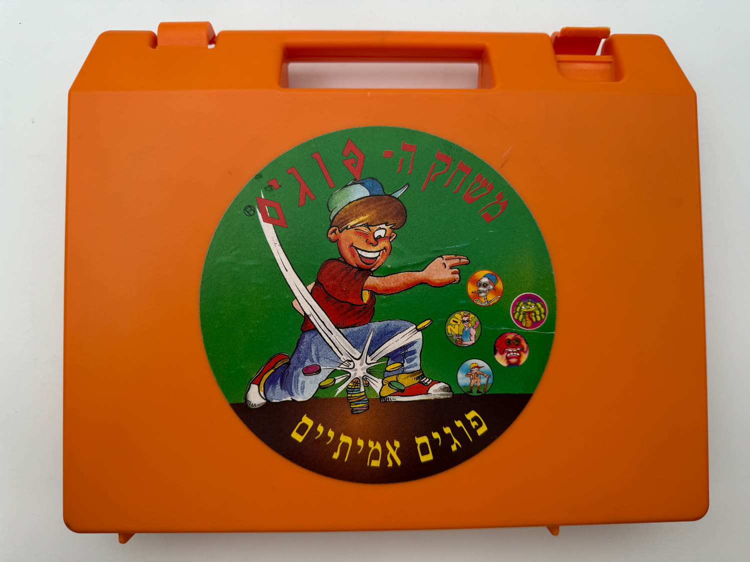 פוגים - מזוודה כתומה של "משחק הפוגים", ריקה ובמצב יוצא דופן - מזוודה נדירה
המשחק שכבש את ילדי שנות ...