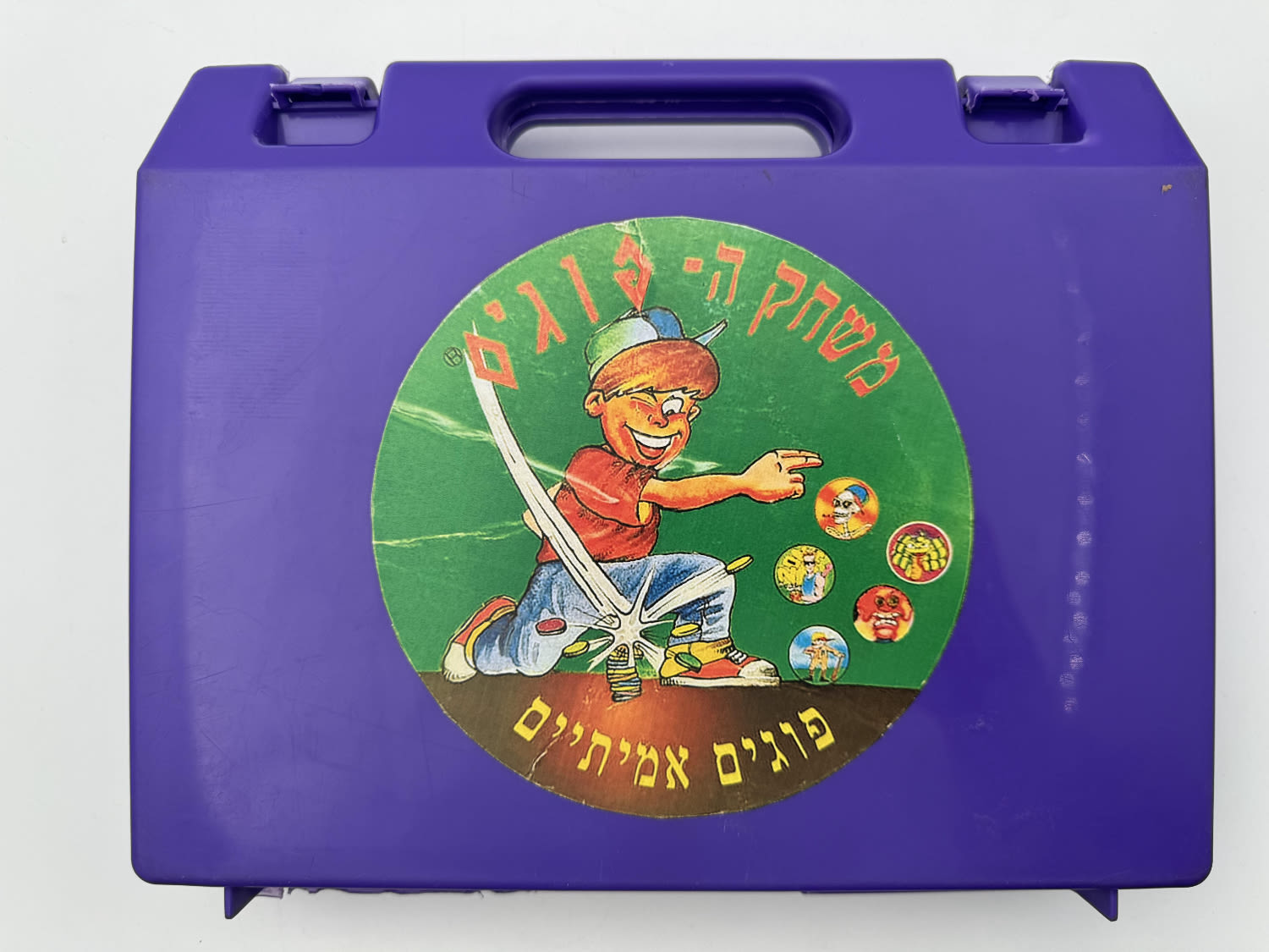 פוגים - מזוודה סגולה, מלאה בפוגים מהסדרה הסגולה - שימו לב אנו קיבלנו את המזוודה כפי שהיא, אנו סבורים כי לא מדובר ...