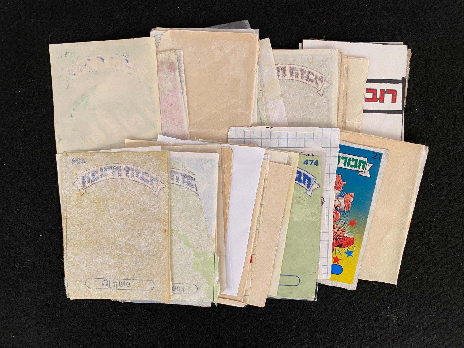 מדבקות לאלבומים - מקבץ 35 מדבקת חבורת הזבל - גזורים מאלבום / מחברת או פגומים
"חבורת הזבל" (באנגלית: ... - 1 1